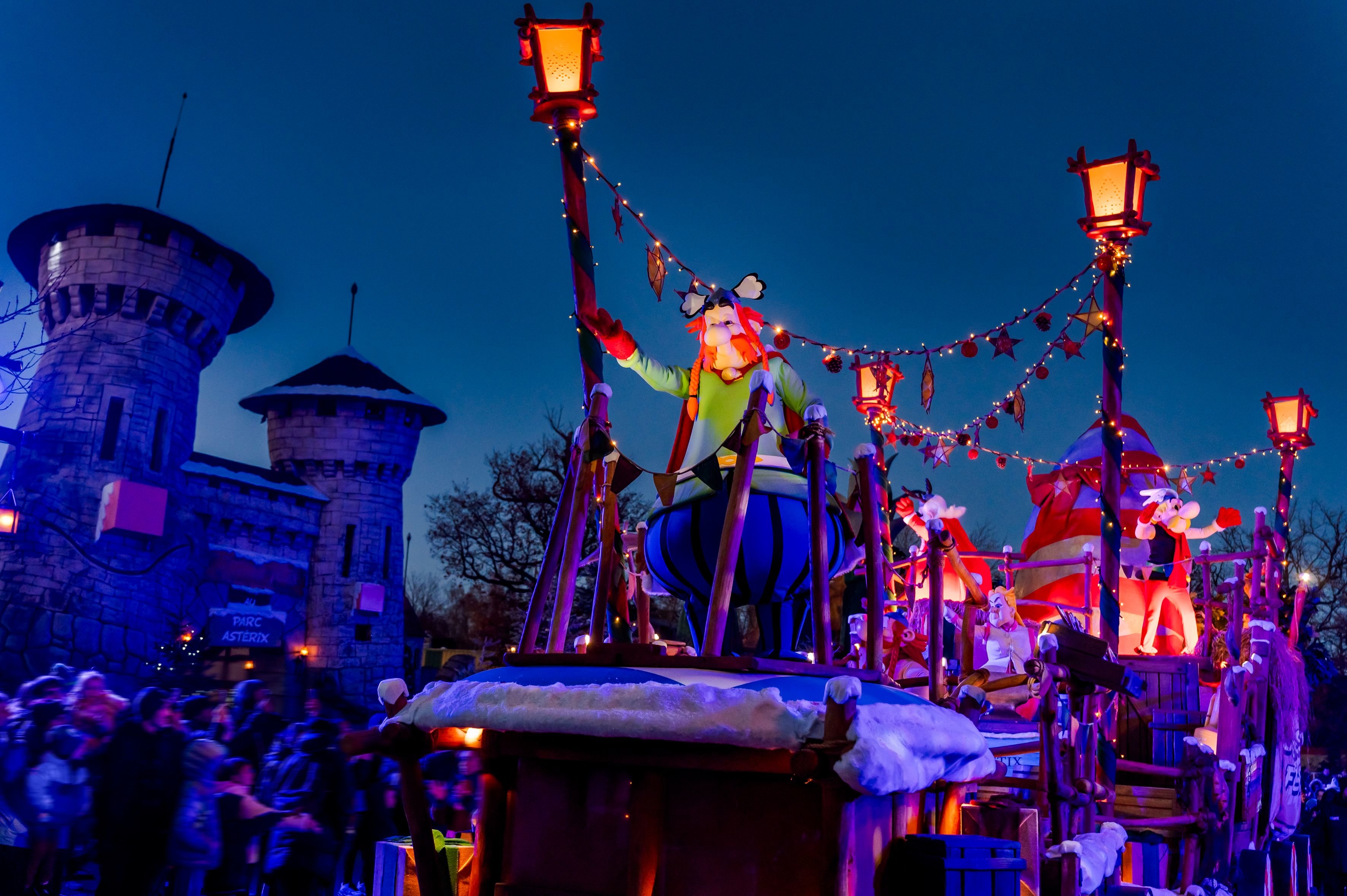 Le défilé de chars, qui commence une fois la nuit tombée, est l'un des moments forts de la saison de Noël au Parc Astérix. DR/Parc Astérix