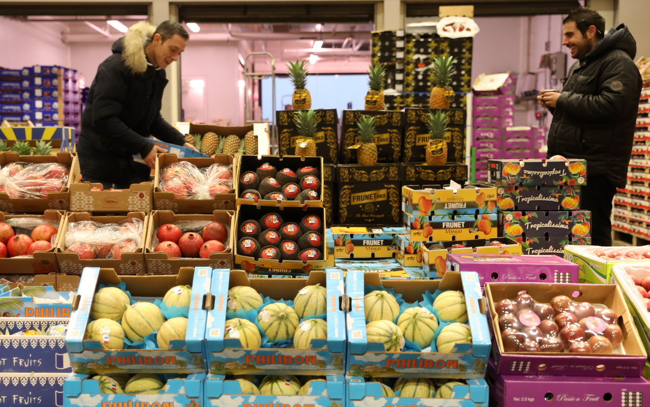 Au marché de Rungis, les fruits et légumes trop abîmés sont