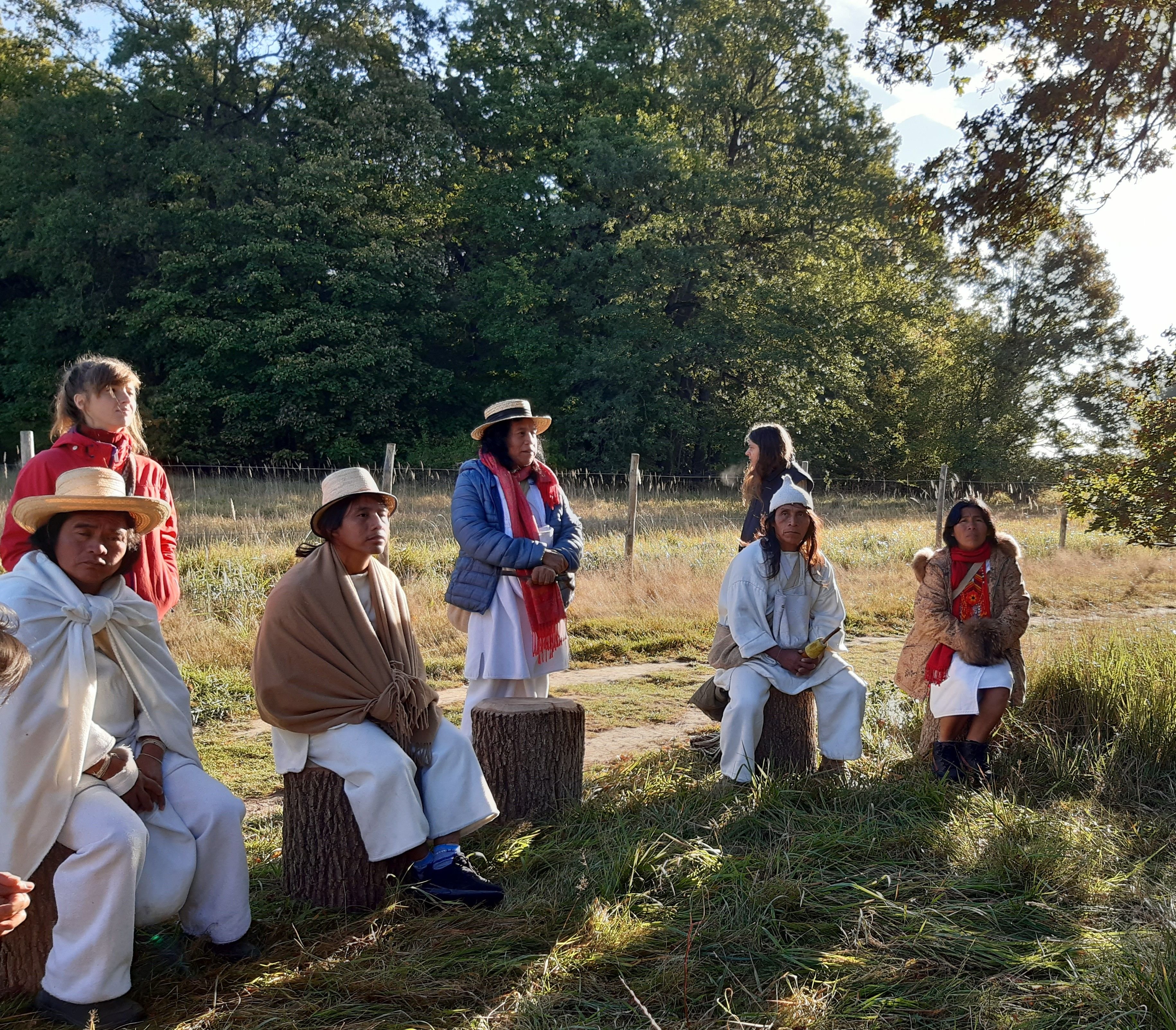 Une délégation de Kogis, un peuple autochtone de Colombie, a arpenté ce mardi 17 octobre le bois Saint-Martin, en limite de Noisy-le-Grand (Seine-Saint-Denis) et Villiers-sur-Marne (Val-de-Marne). LP/M.L.