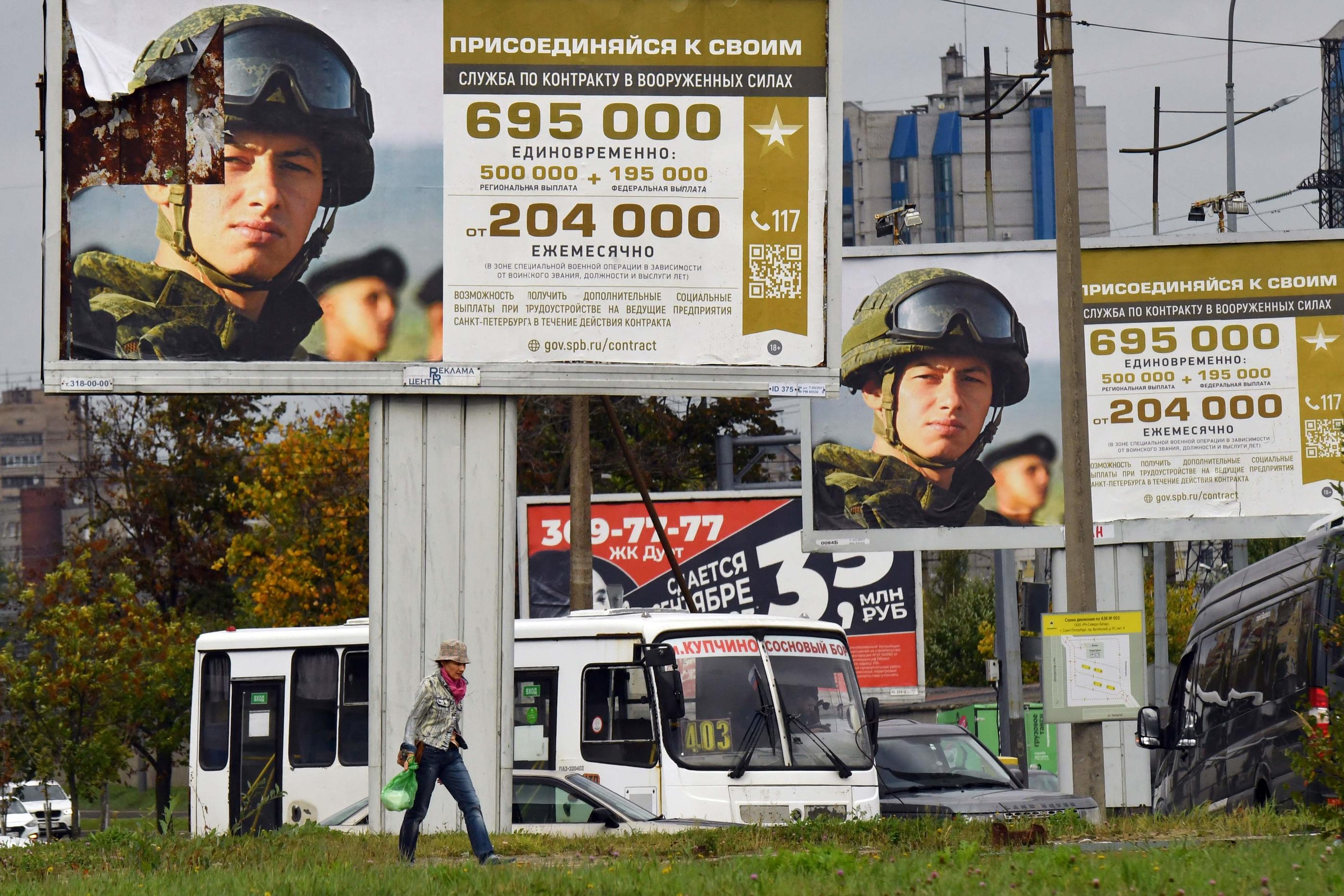Saint-Pétersbourg, le 21 septembre 2023. Panneaux publicitaires faisant la promotion du service militaire sous contrat sur lequel est écrit « Rejoignez le vôtre ». Olga MALTSEVA/AFP