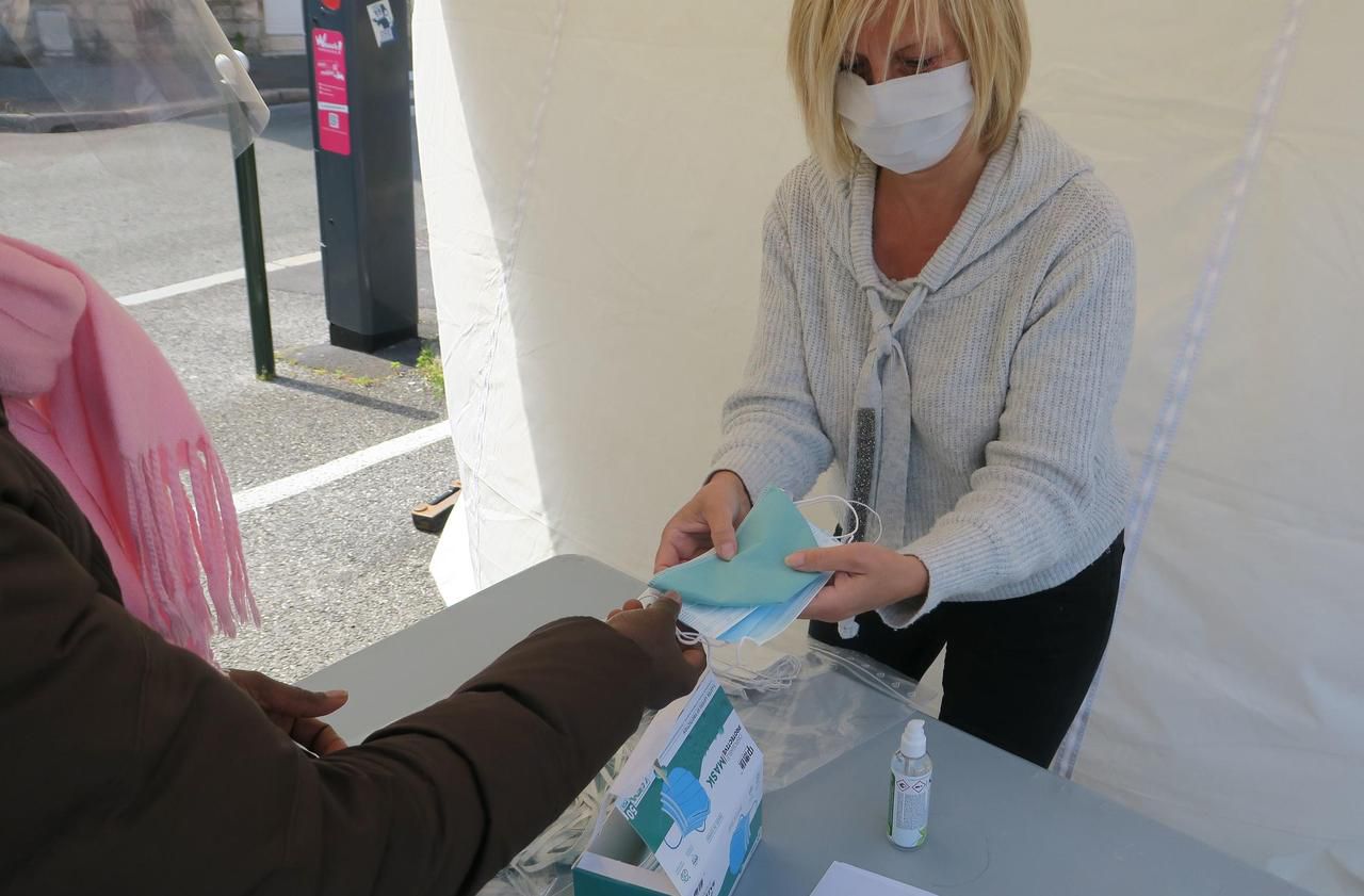 <b></b> Compiègne, ce jeudi. La distribution des masques s’effectue sous la forme de « drive piéton ».