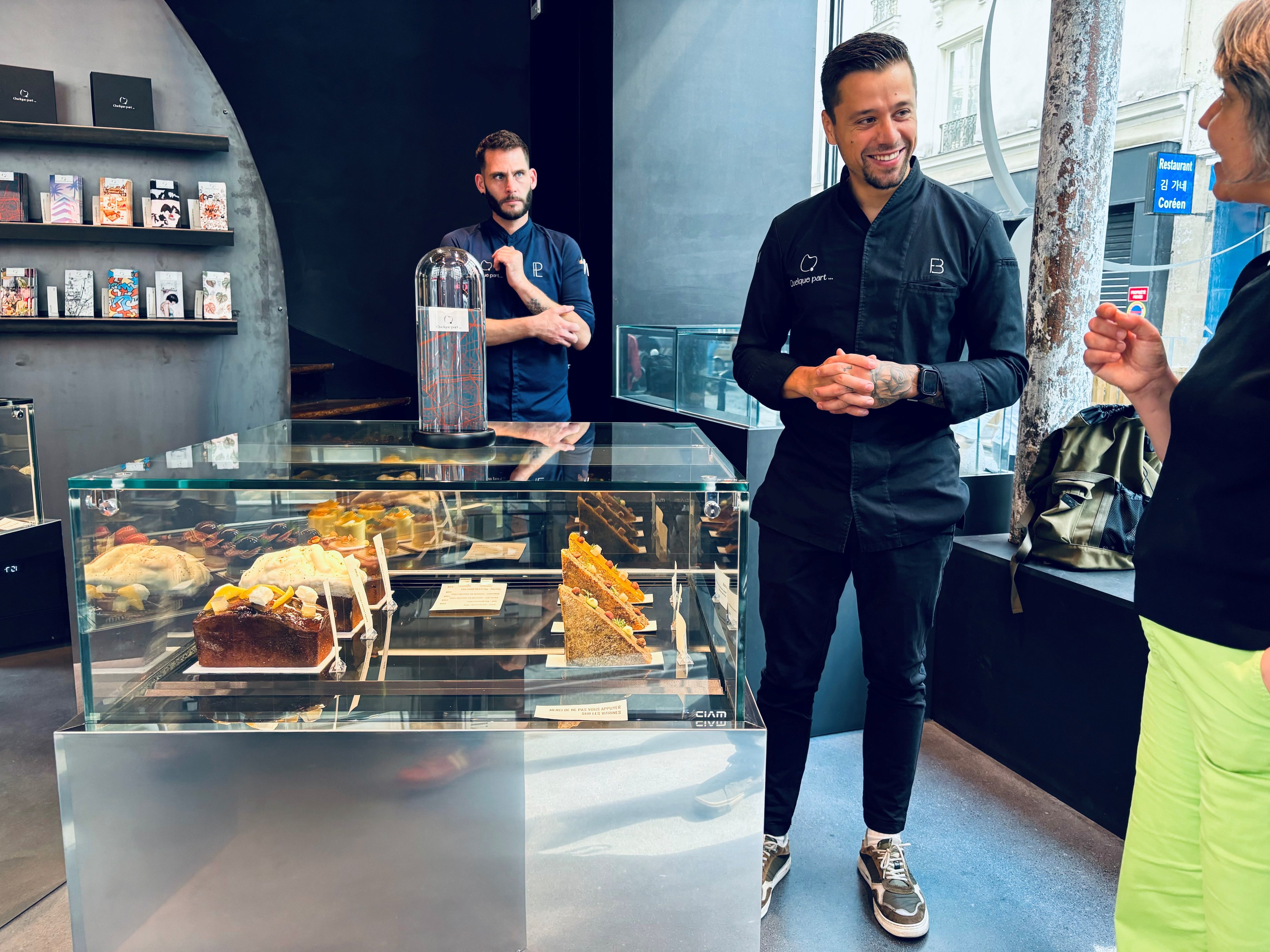 Rue du Faubourg-Montmartre, Paris (Xe), le 5 septembre. L'ex-Top Chef Florian Barbarot (au premier plan) vient d'ouvrir une pâtisserie où il propose aussi des club-sandwichs présentés comme des bijoux. LP/Joffrey Vovos