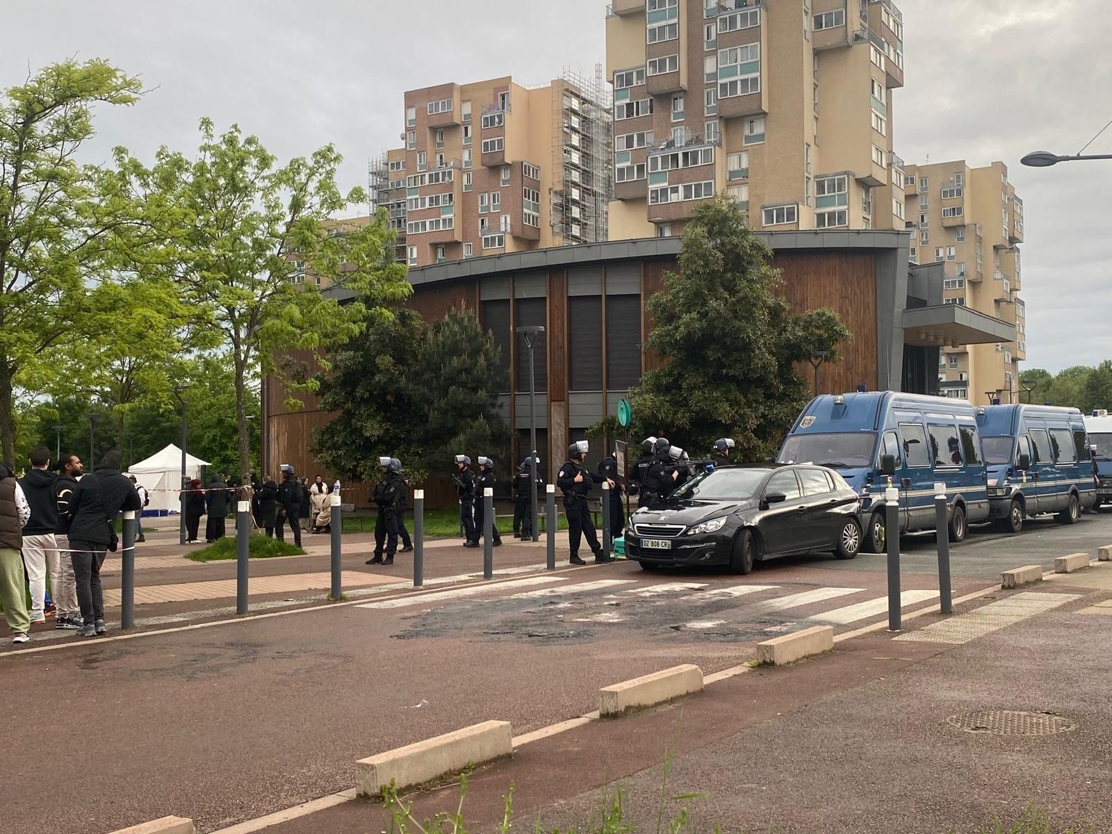 Sevran, le 5 mai. Les policiers se sont déployés en nombre dans la Cité basse, théâtre d'un double homicide dimanche en fin d'après-midi. LP/Hélène Haus