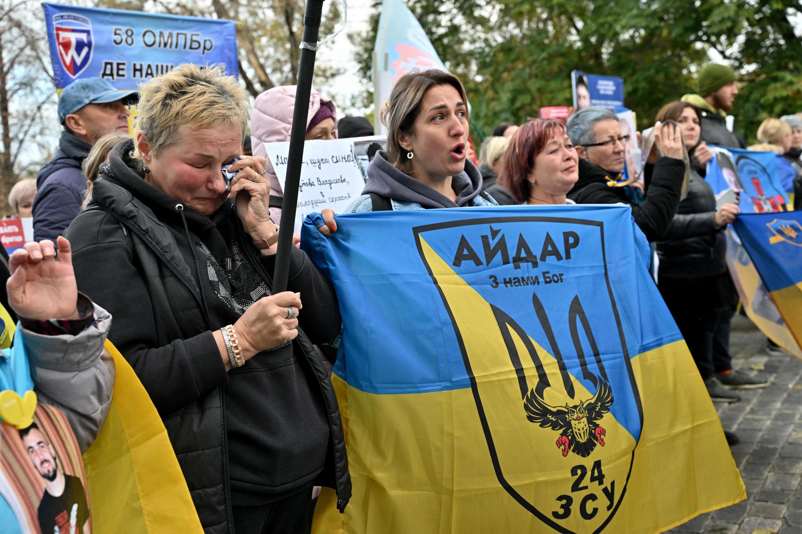 Environ 200 personnes, surtout des femmes, ont manifesté devant les bureaux du président ukrainien ce lundi. AFP/Sergei SUPINSKY