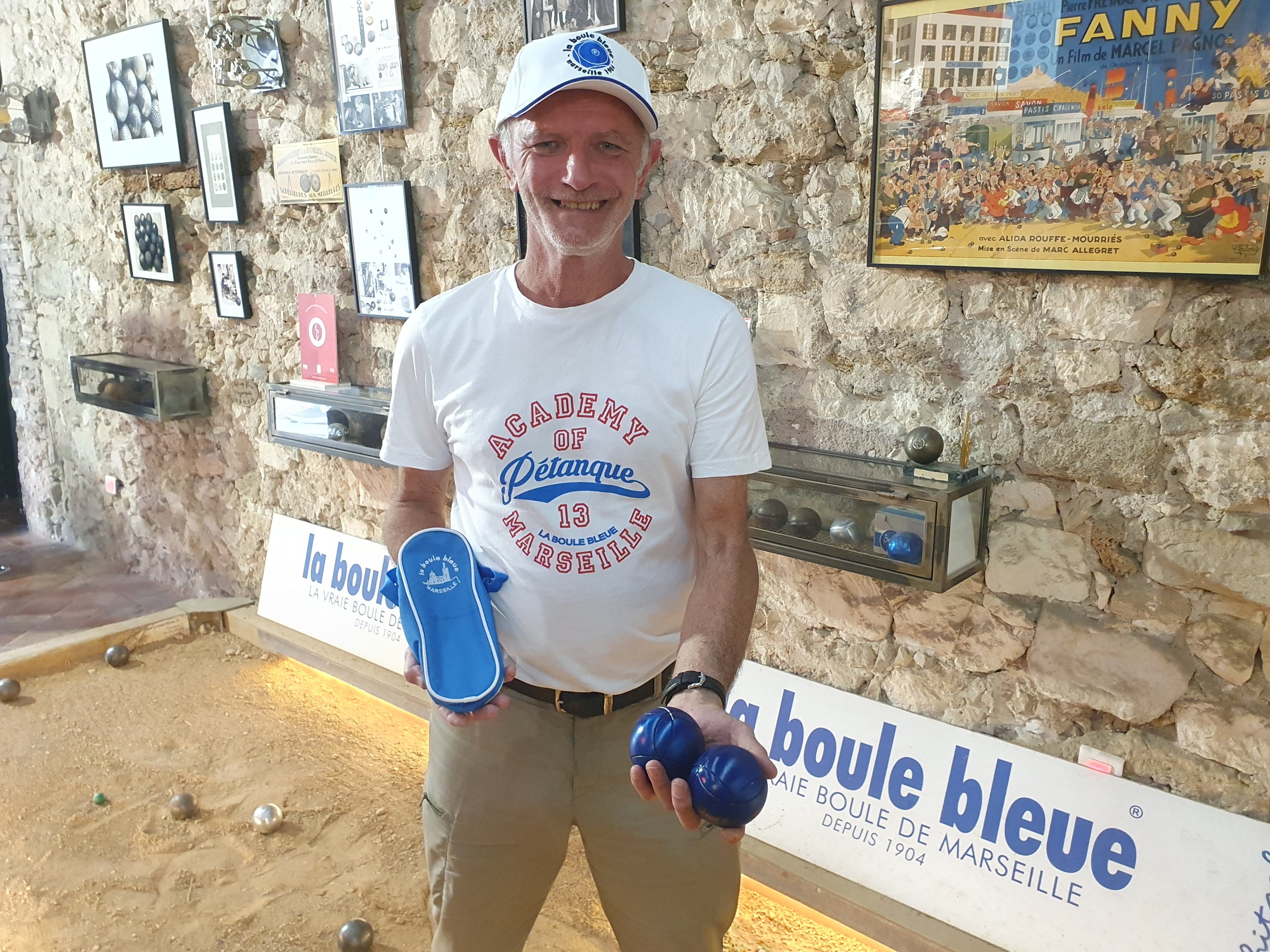 Hervé Rofritsch, PDG de «La Boule Bleue», lancée en 1904 par son arrière-grand-père Félix avec des boules en bois clouté, dans sa boutique muséale du Panier, fait partie du réseau des entreprises centenaires de Marseille (Bouches-du-Rhône). LP/Marc Leras