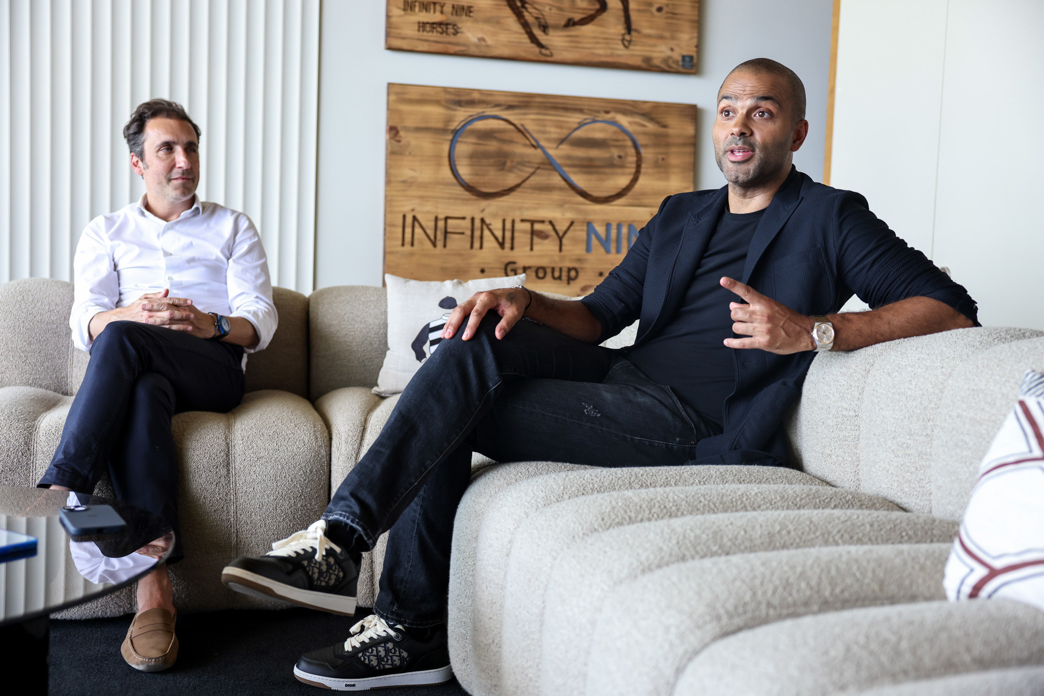 Tony Parker et Arnaud Brun, le PDG d’Adéquat, spécialiste de l’intérim avec lequel il travaille pour proposer des stages, formations et jobs aux jeunes de son académie de basket. LP/Fred Dugit