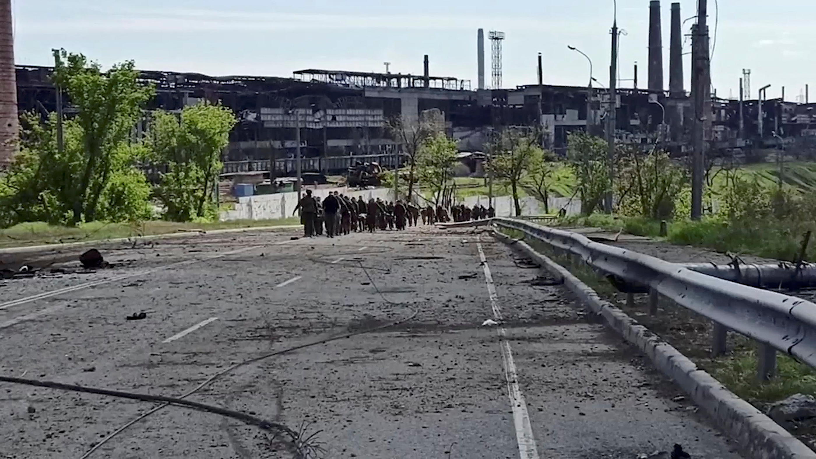 Les troupes armées ukrainiennes coincées dans l'usine Aztoval ont capitulé au terme d'un long siège de l'armée russe. Reuters/Russian Defence Ministry/Handout