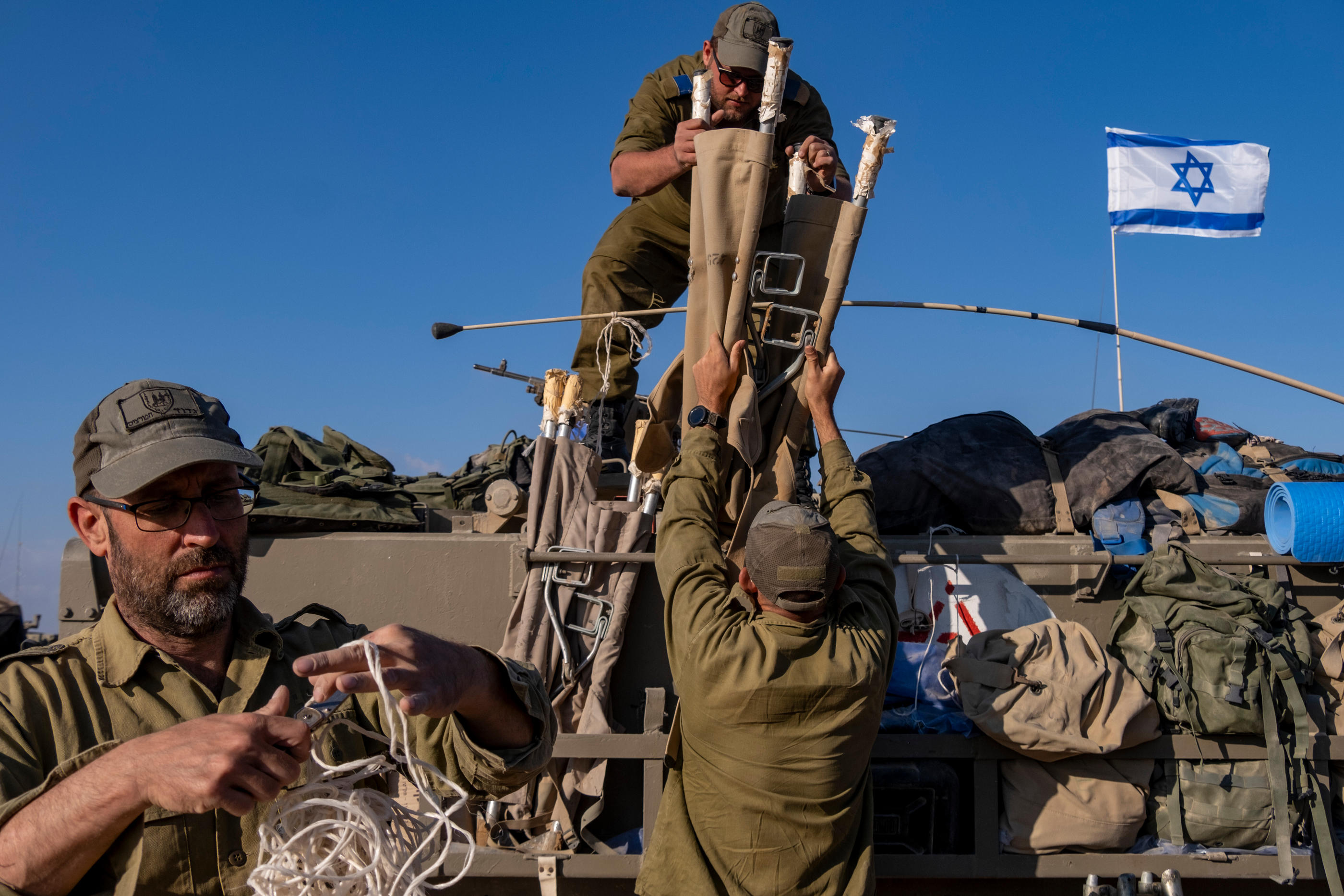 Des réservistes de Tsahal préparent leur déploiement, le 16 octobre dernier, près de la bande de Gaza. Redux-Rea/Ron Haviv