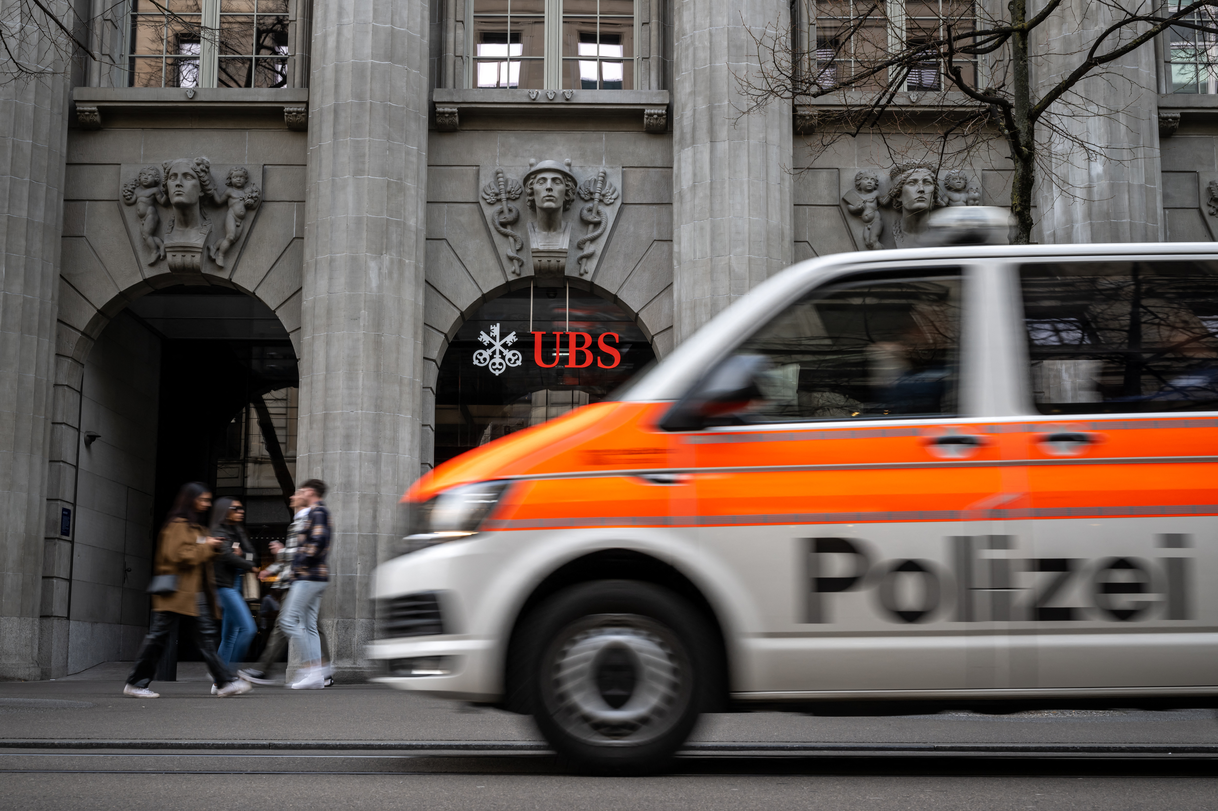 En Suisse, les infractions au Code de la route sont calculées en fonction des revenus de l'automobiliste. (Illustration) AFP/ Fabrice Coffrini