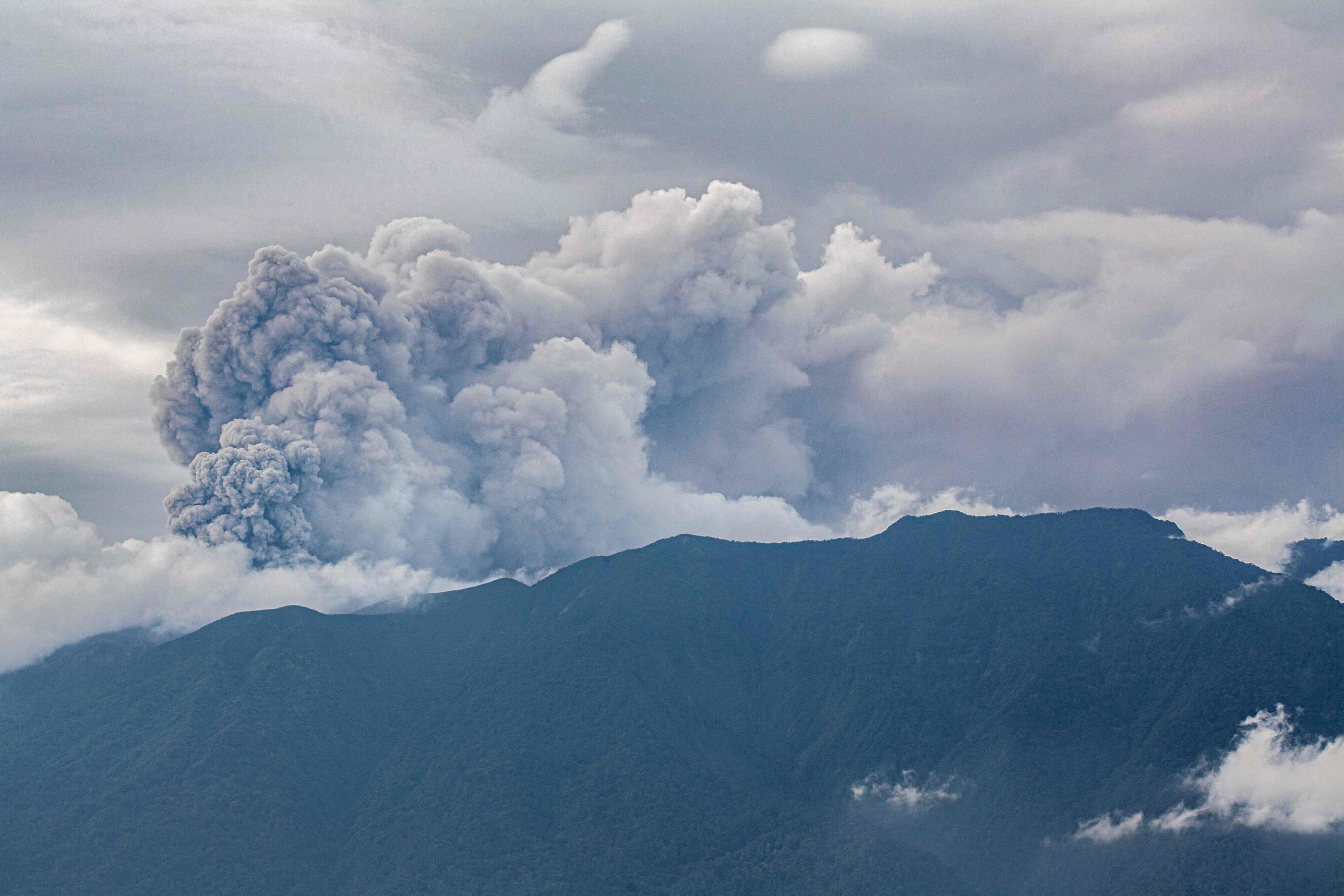 Un volcan est entré en éruption dans l’ouest de l’Indonésie ce dimanche, envoyant une colonne de cendres à trois kilomètres de hauteur. ADI PRIMA / AFP