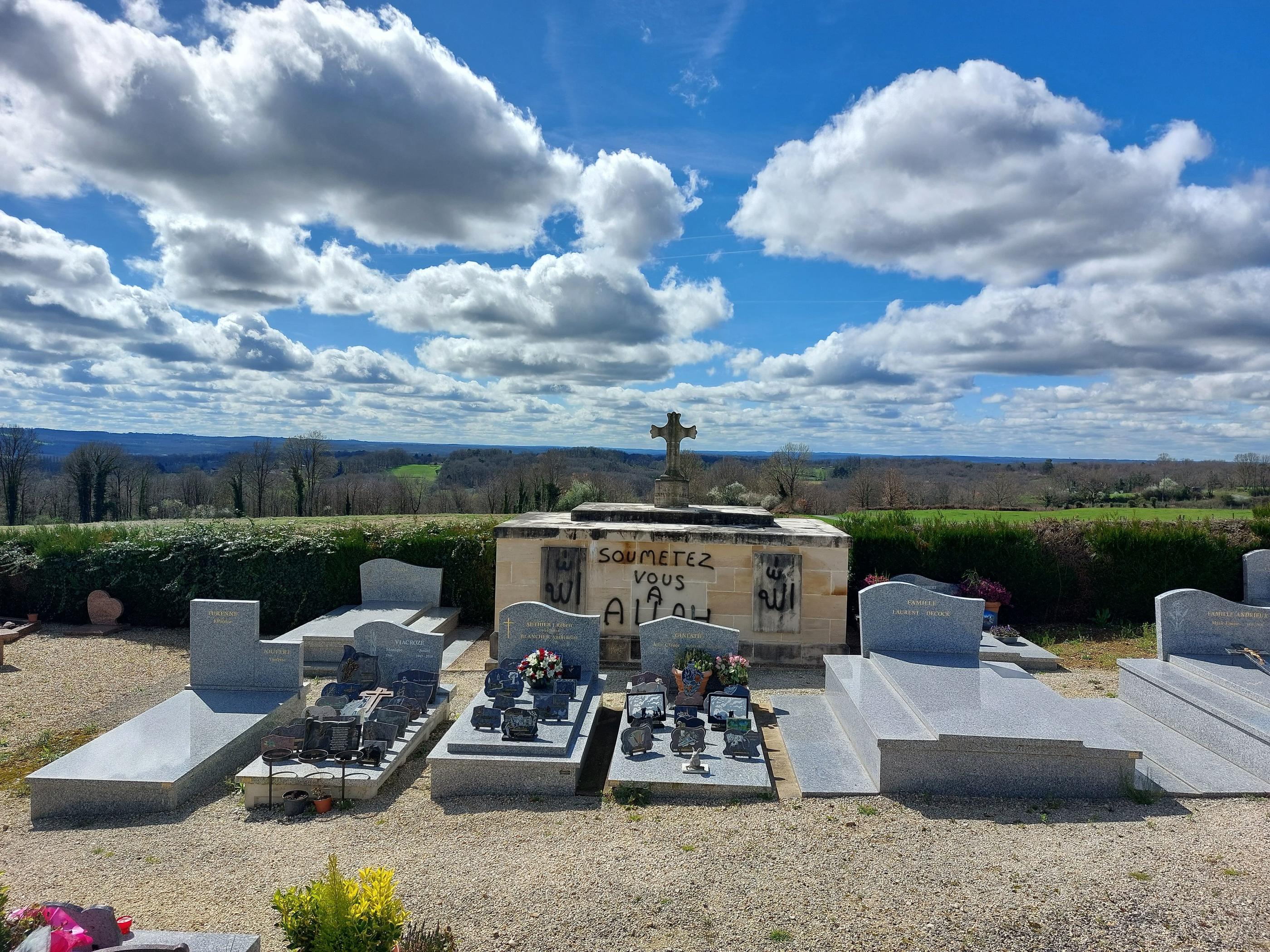 Le 11 mars, une cinquantaine de tombes avaient été dégradées dans le cimetière de Clermont-d’Excideuil, en Dordogne. LP/Christel Brigaudeau.