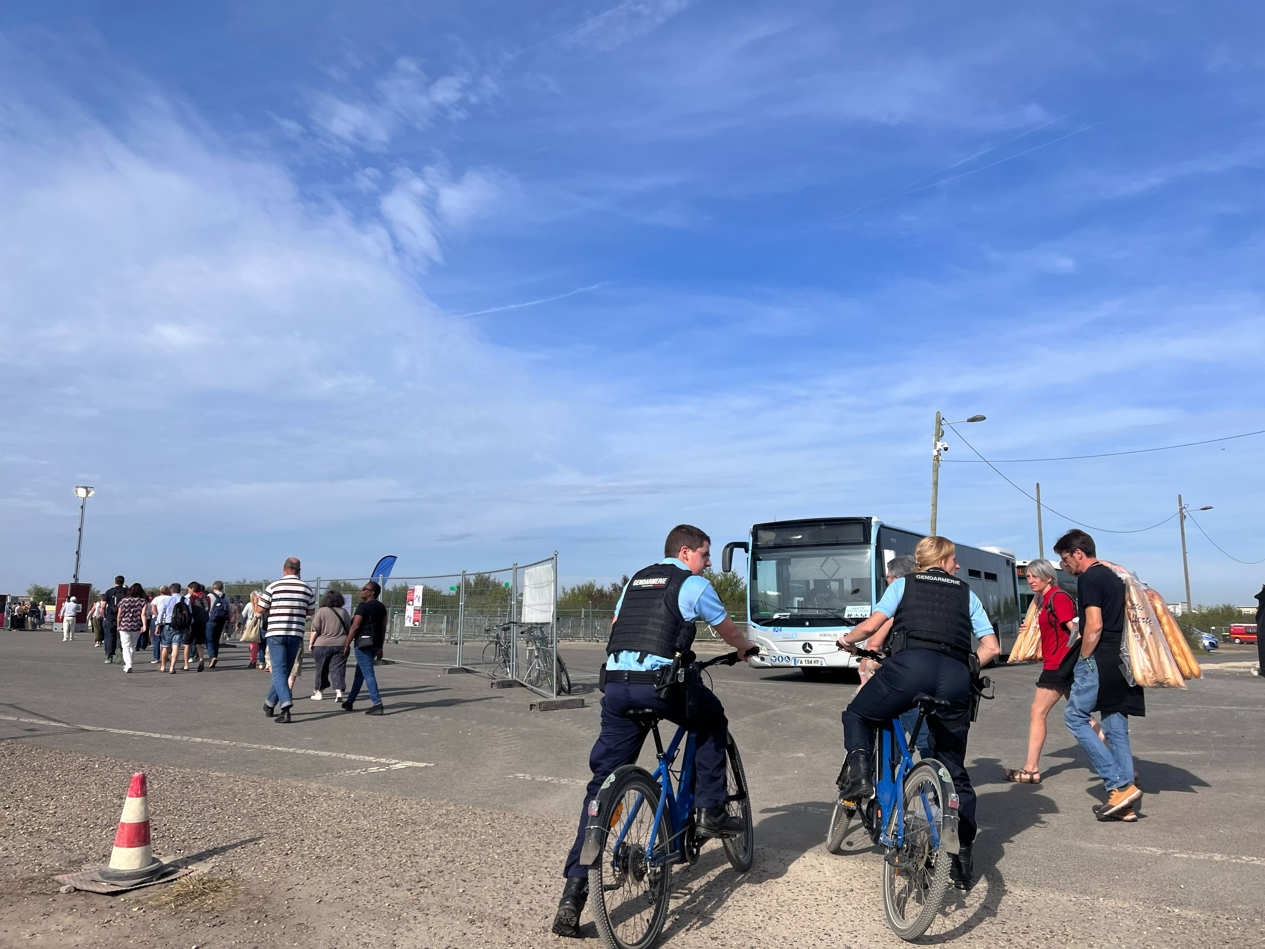 Le Plessis-Pâté (Essonne), le samedi 16 septembre 2023. Les gendarmes de la brigade éphémère, comptant une centaine de personnes, font régulièrement des patrouilles à vélo aux abords de la Fête de l'Humanité. LP/Nolwenn Cosson