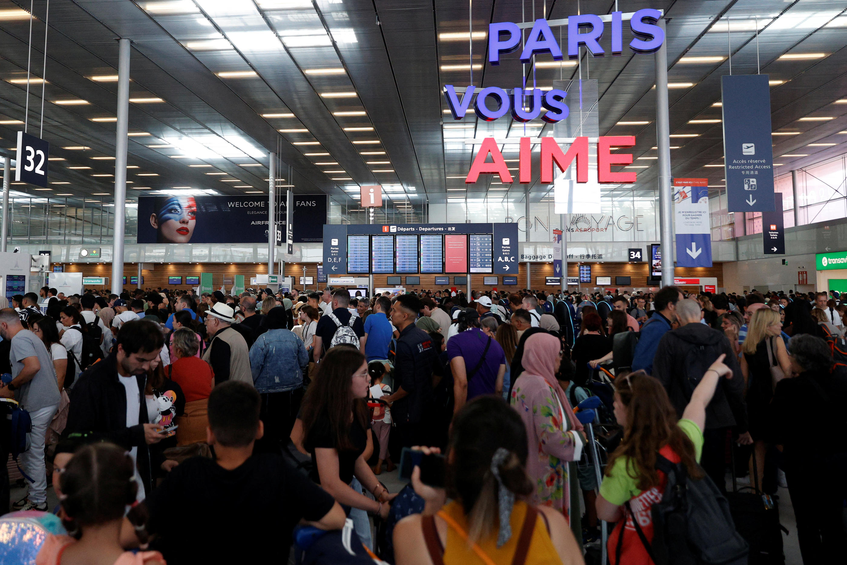 Des passagers attendant à l'aéroport d'Orly, en raison de la panne. Reuters/Abdul Saboor