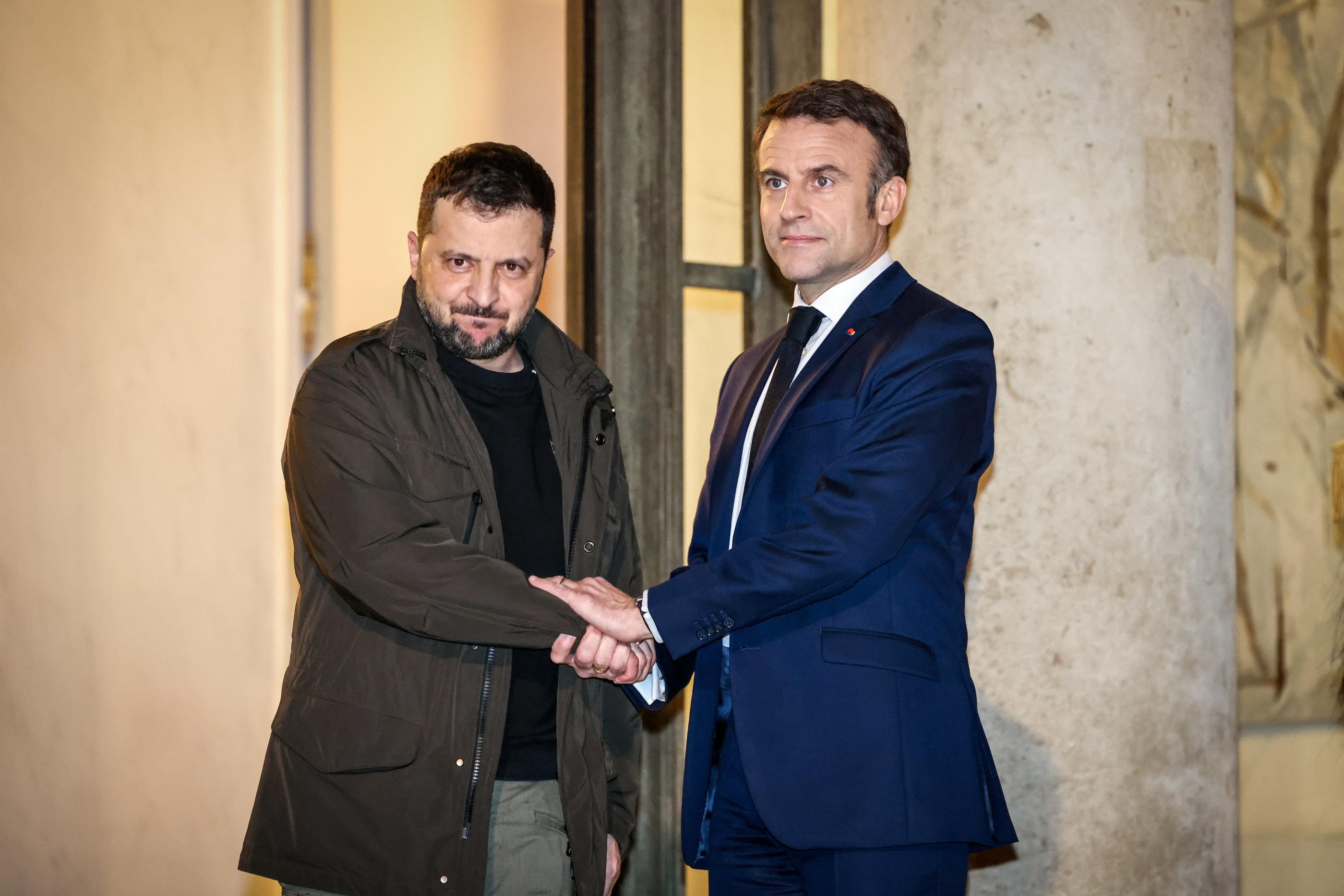 Volodymyr Zelensky et Emmanuel Macron au Palais de l'Elysée (Paris VIIIe), le 16 février 2024. LP/Fred Dugit