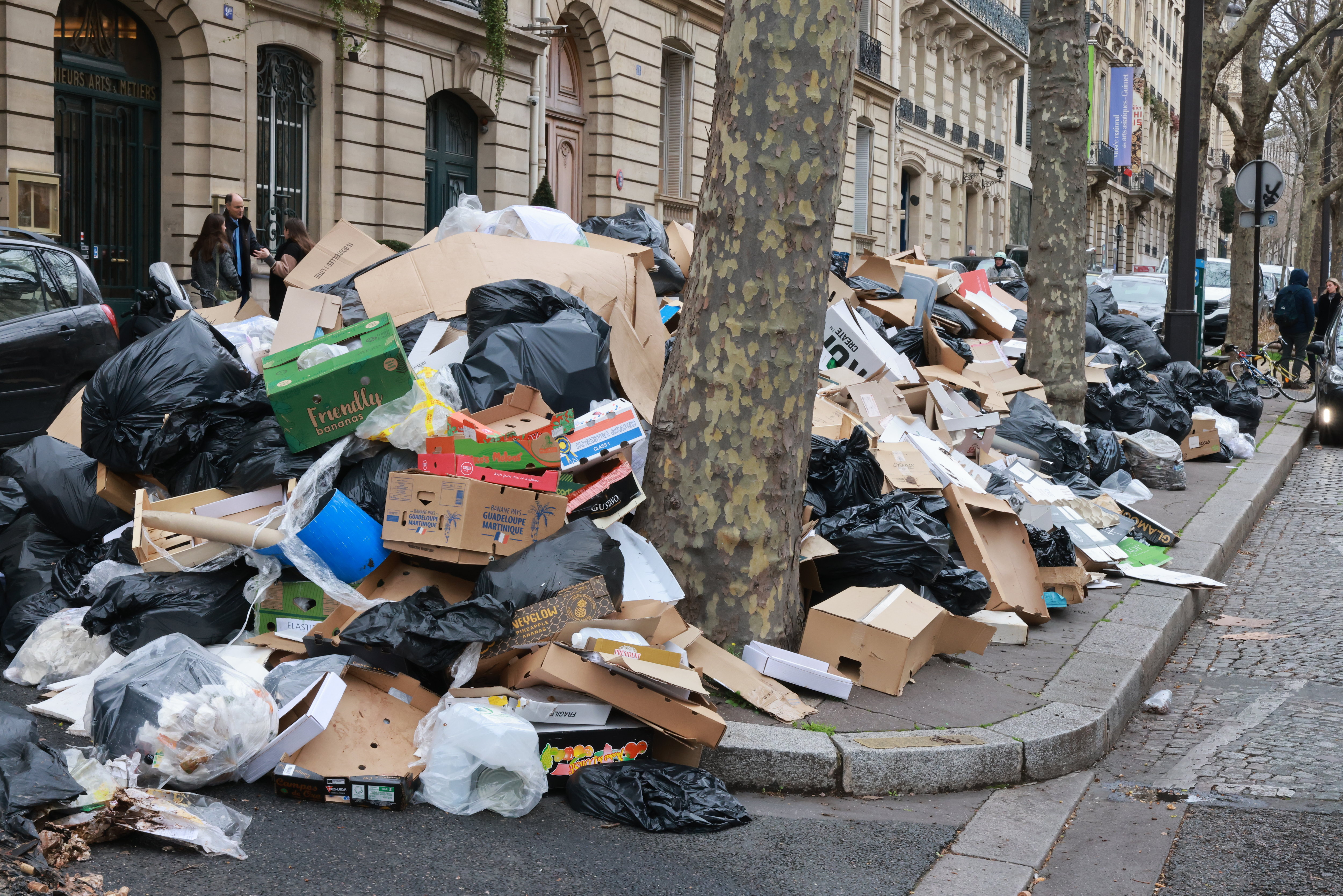 Les ordures continuent à s'amasser sur les trottoirs de Paris, comme ici avenue d'Iéna. LE PARISIEN / PHILIPPE LAVIEILLE