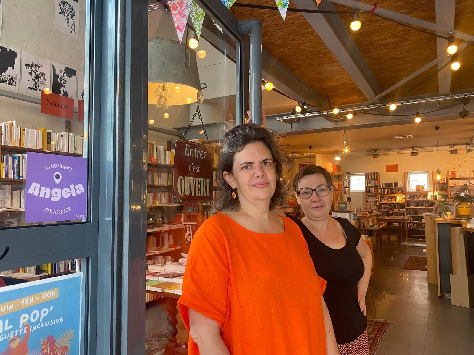 Saint-Denis, ce mardi. Aurélie et Laure-Marie, les deux gérantes de la librairie La P'tite Denise participent au dispositif "Ici, demandez Angela".  LP/Mathilde Debarre