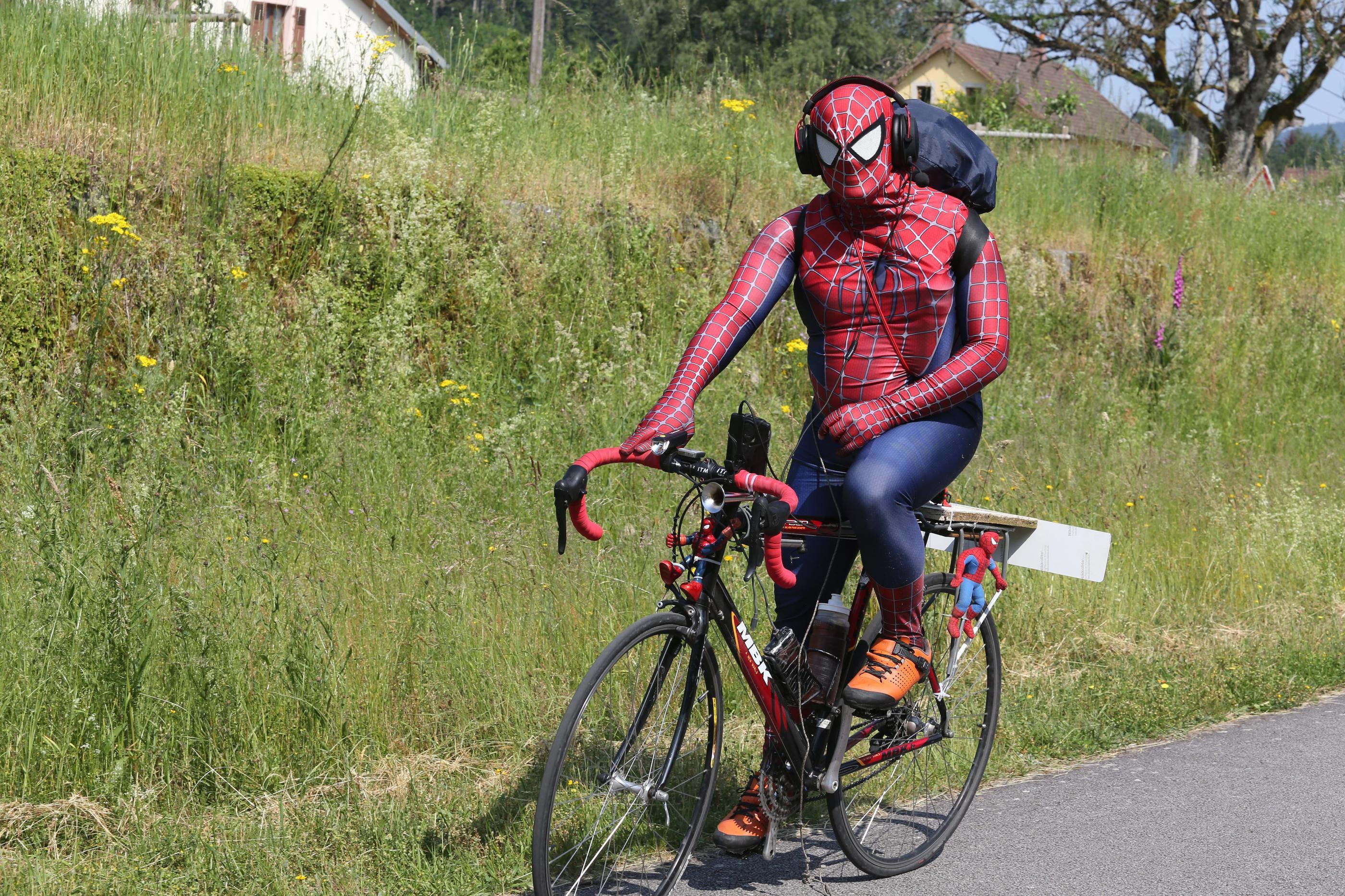 Spider-Man à vélo sur les routes des Vosges - Le Parisien