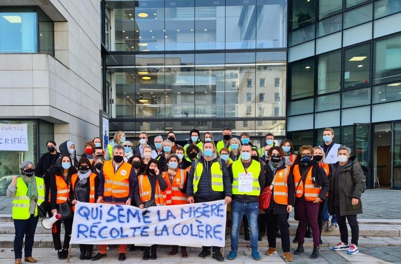 <b></b> Esplanade du Foncet, Issy-les-Moulineaux. Une partie des salariés de l’afficheur Exterion-média étaient en grève, ce mardi, pour protester contre un plan social qui va aboutir à la suppression d’un tiers des postes.