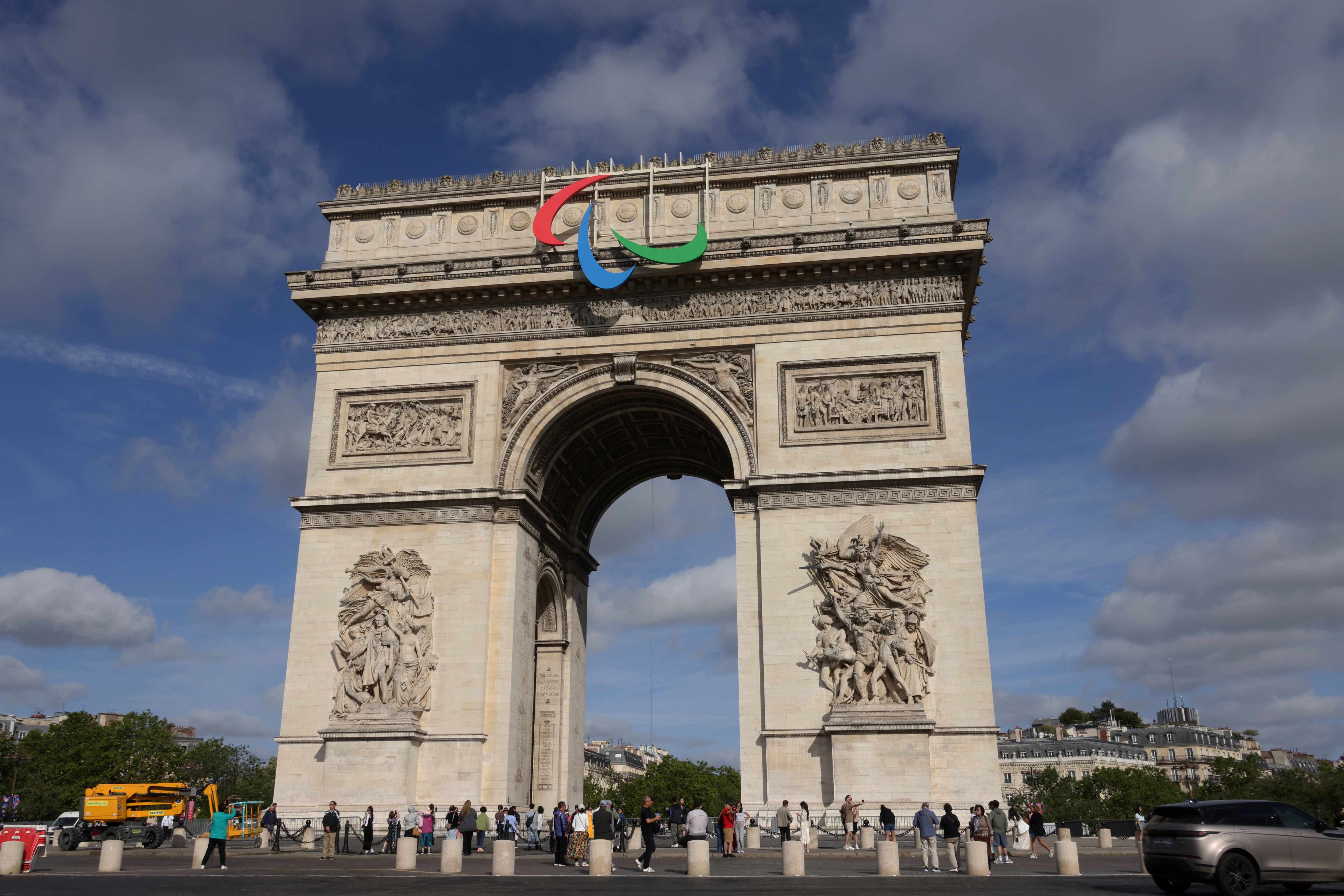 Les Agitos, les symboles des Jeux paralympiques, sont actuellement en place sur l'Arc de Triomphe à Paris (VIIIe). La présidente du conseil régional d'Île-de-France, voudrait les récupérer sur le siège de la collectivité, à Saint-Ouen. LP/Delphine Goldsztejn