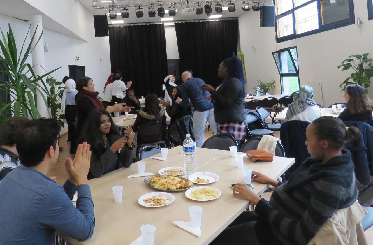<b></b> Sarcelles, vendredi. Les jeunes de l’association Capespoir, dont le siège est basé à Sarcelles, ont organisé un repas solidaire pour des réfugiés du Cada de Stains (Seine-Saint-Denis). 