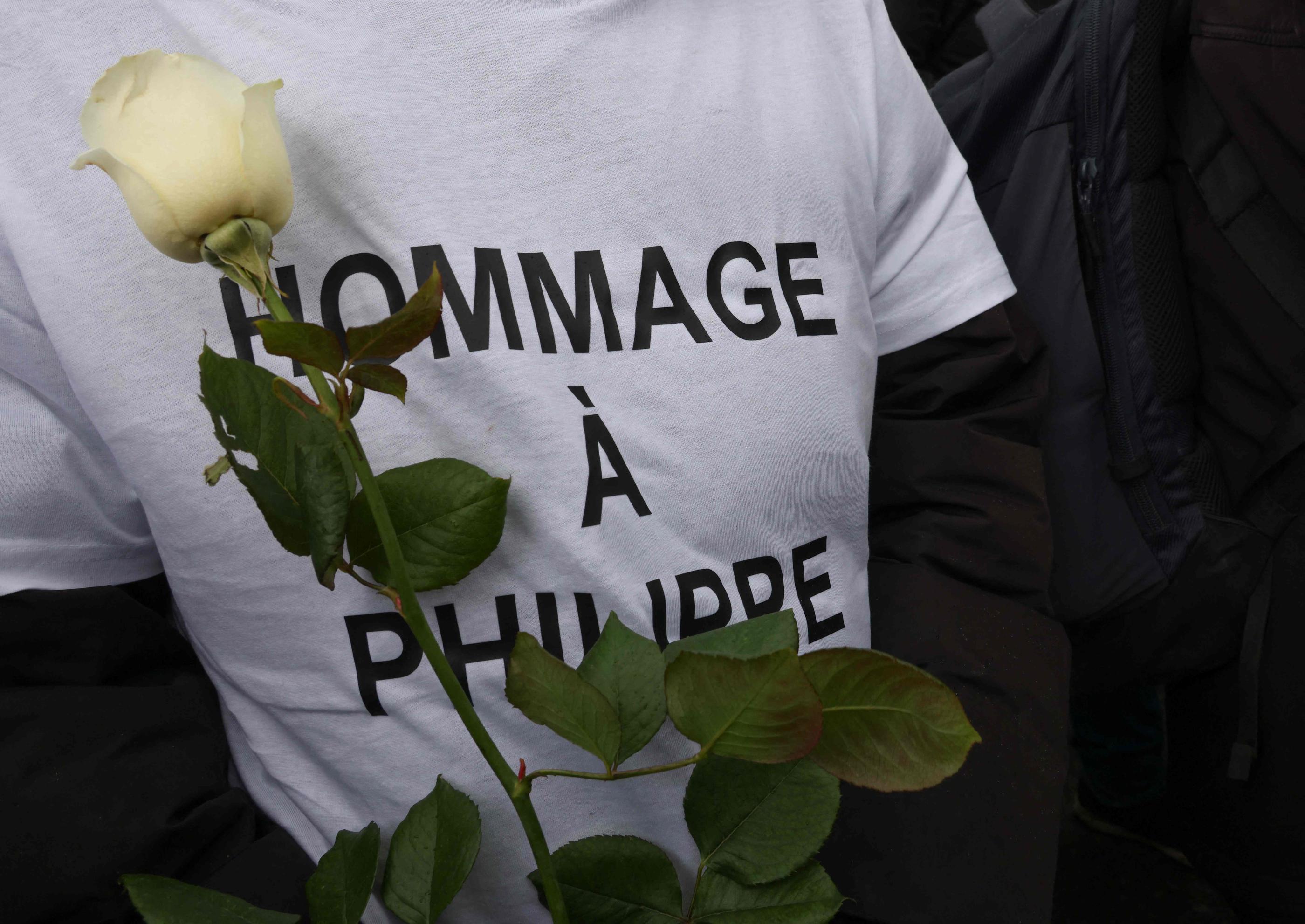Une marche blanche a été organisée ce vendredi à Grande-Synthe (Nord), en hommage à Philippe Coopman, cet enfant du coin de 22 ans, tabassé à mort dans la nuit de lundi à mardi. AFP/Denis Charlet