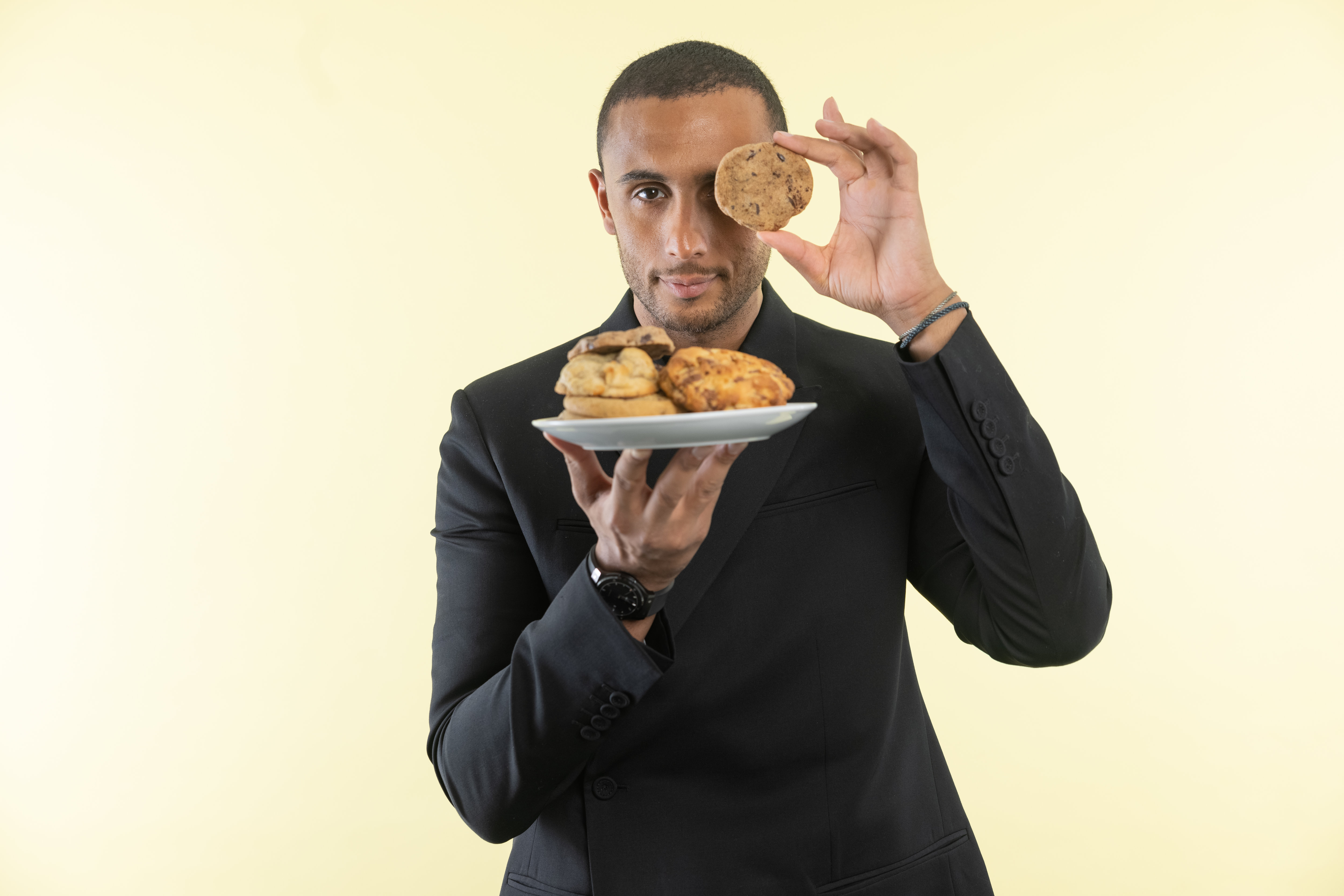 Paris (XVe), le 16 mai 2023. Taille, poids, aspect, texture, goût... Le chef Yazid Ichemrahen a passé au crible six cookies parisiens. LP/Olivier Arandel