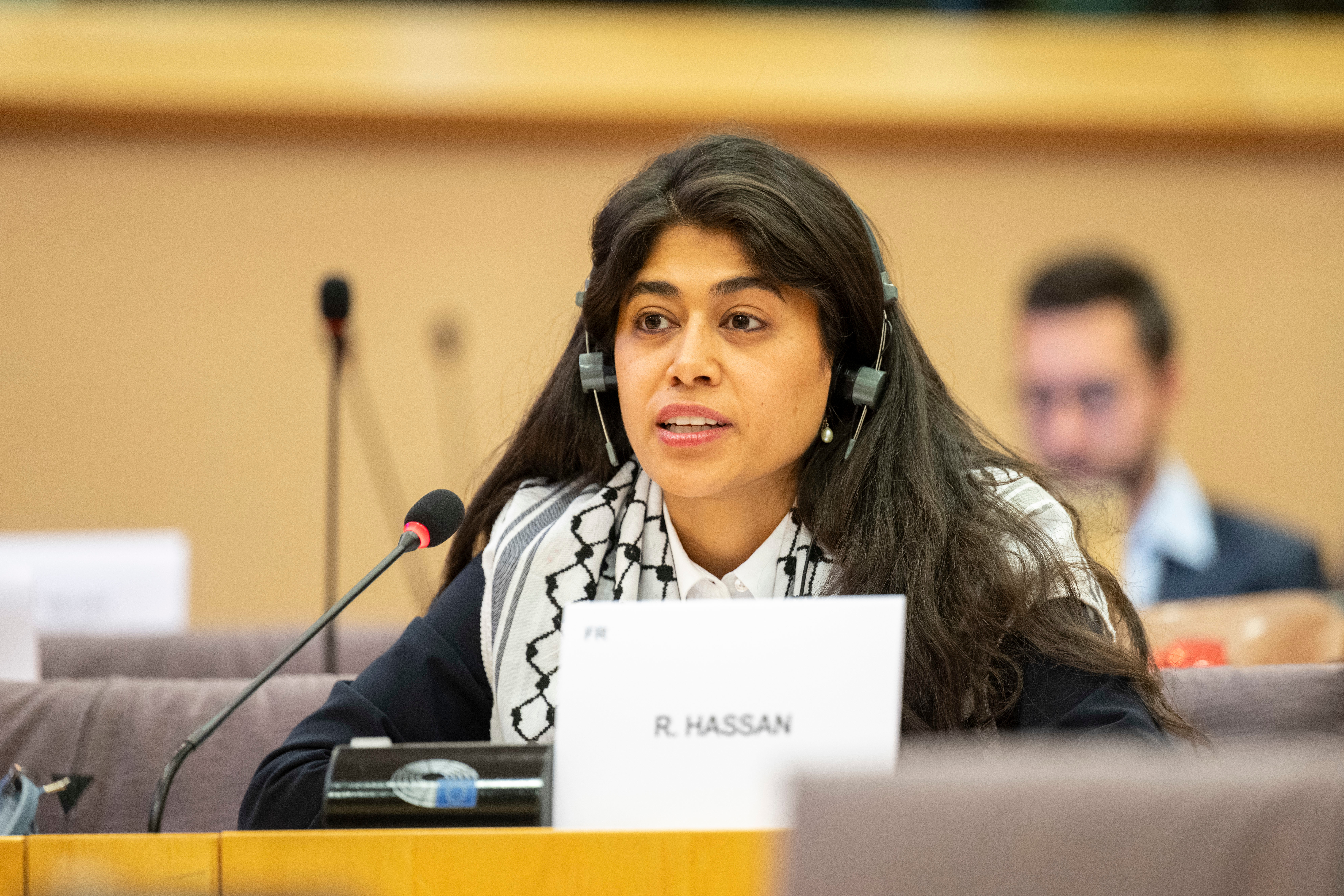 Rima Hassan, l'Insoumise qui provoque le malaise au Parlement européen - Le Parisien