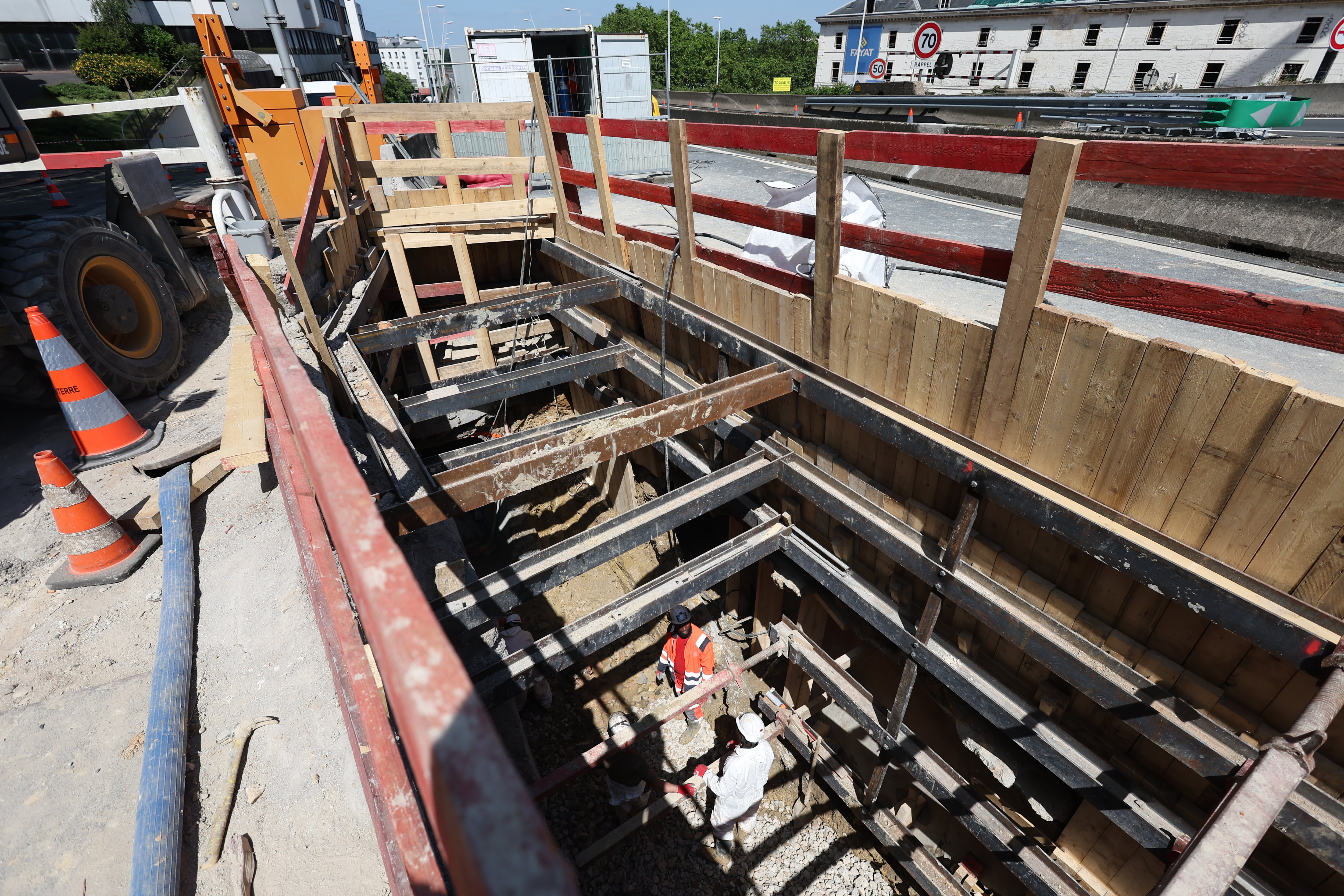 Saint-Cloud (Hauts-de-Seine), ce vendredi. Le changement de la canalisation, au niveau du futur musée du Grand Siècle, est le préalable à la réfection de l'autoroute A13. LP/Arnaud Journois