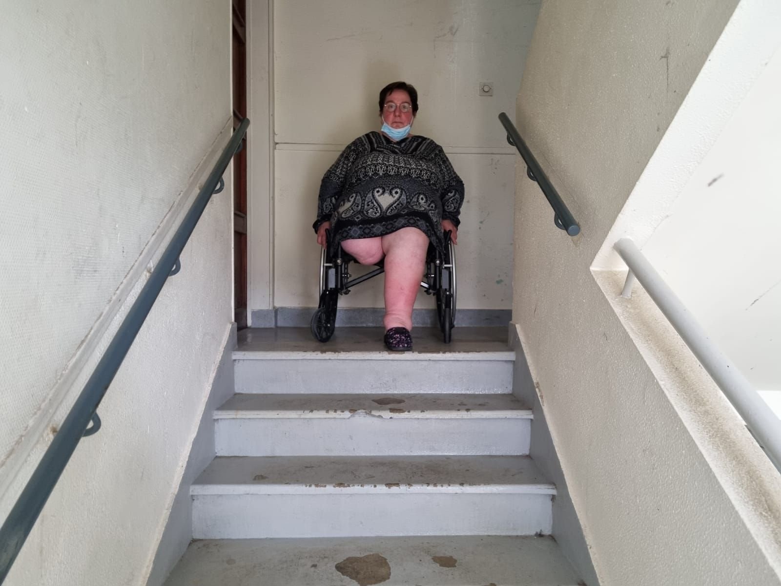 Goussainville (Val-d'Oise), jeudi 16 décembre 2021. Jocelyne Crochetet, 61 ans, ne peut plus franchir l'escalier de son immeuble. LP/Marie Briand-Locu