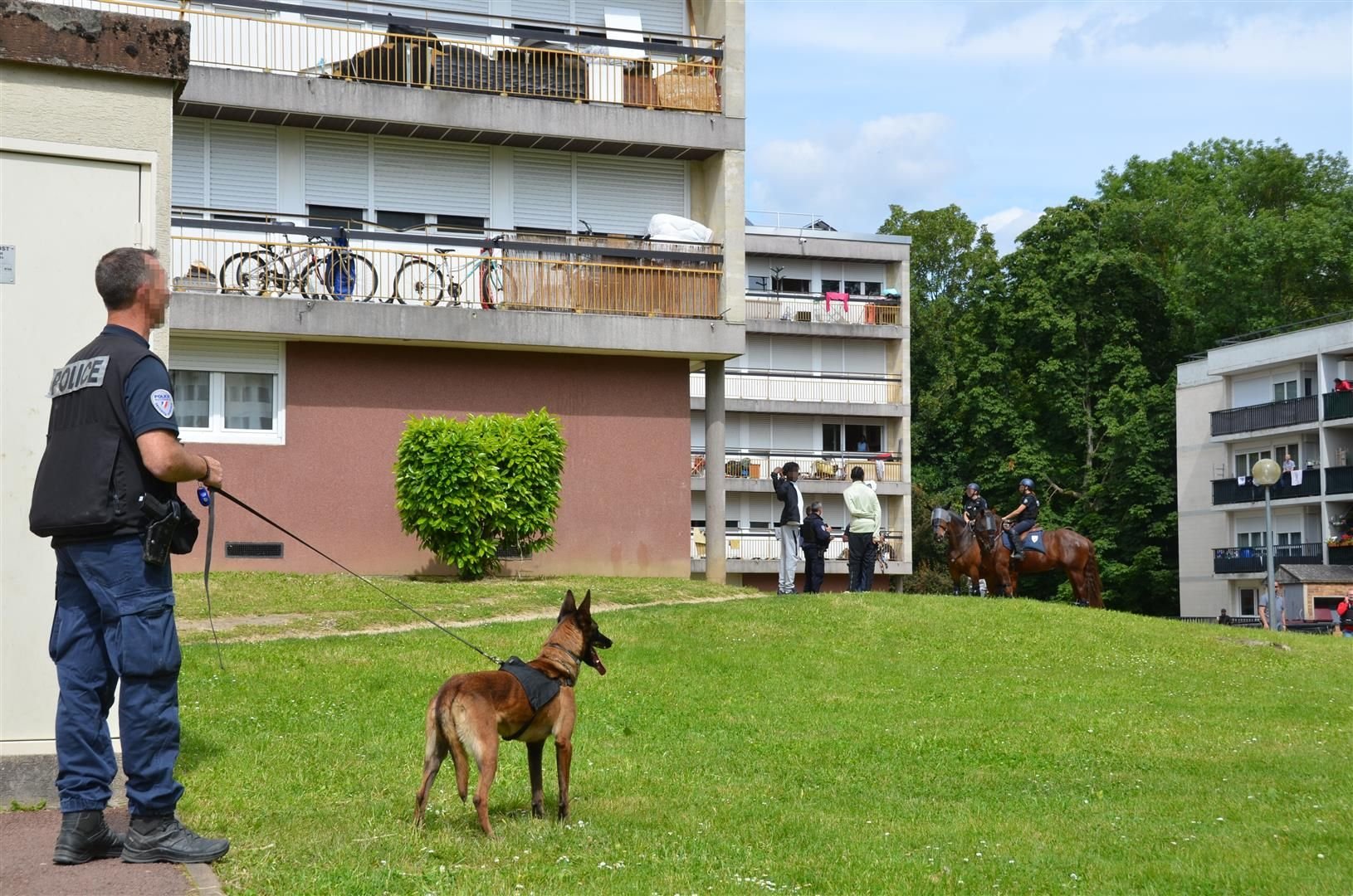 Vaires-sur-Marne, le 12 juin 2024. Avant les JO, les policiers ont organisé une opération place nette à Vaires-sur-Marne de mardi à jeudi. Des contrôles tous azimuts ont été effectués comme ici dans la cité Paul Algis. DR.