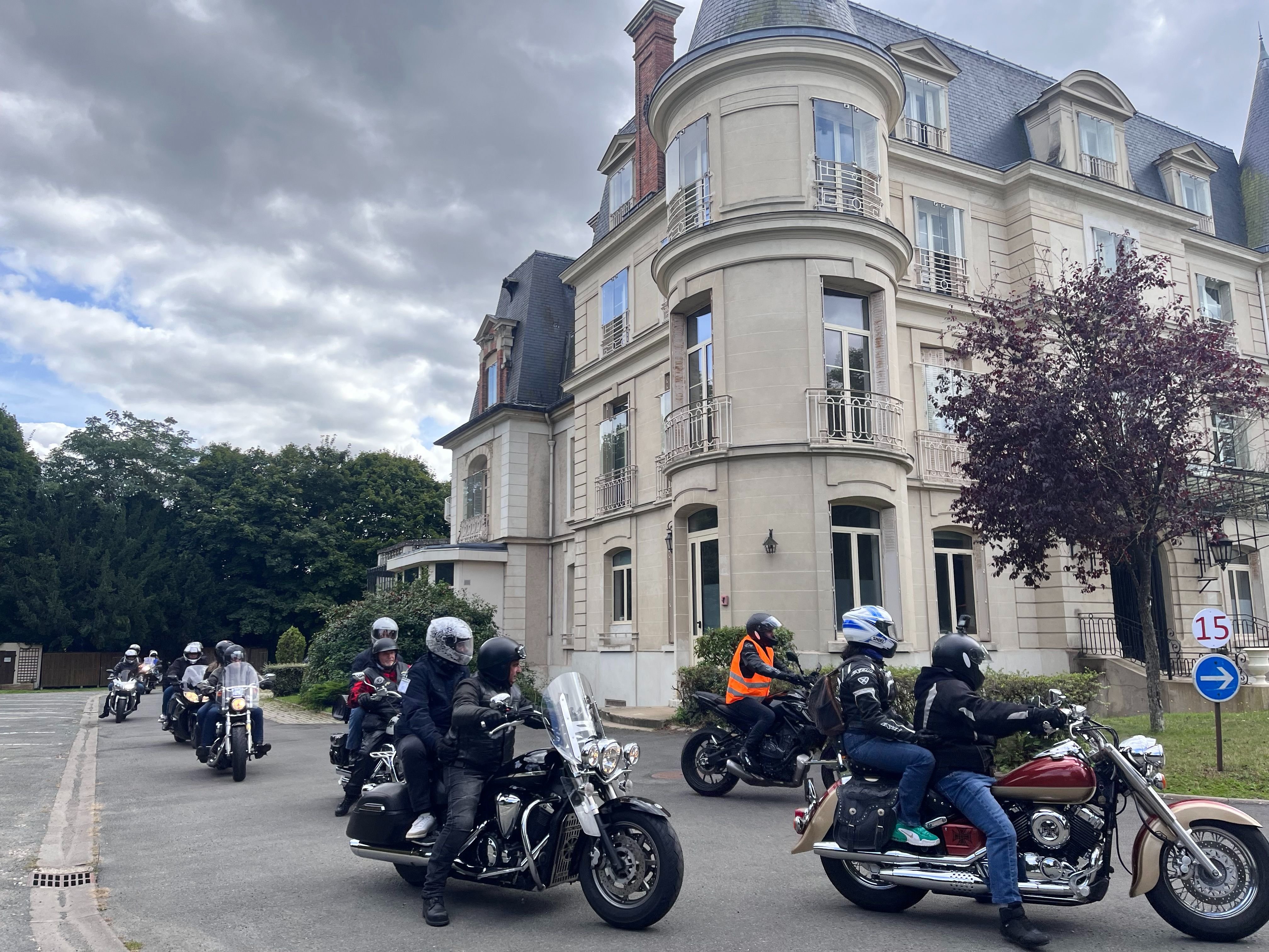 Morigny-Champigny (Essonne), samedi 14 septembre 2024. La 5e édition de la Jumbo run, réunissant 120 motards et de nombreuses personnes en situation de handicap a fait une pause au château de Brunehaut avant de rejoindre Dourdan. LP/Nolwenn Cosson