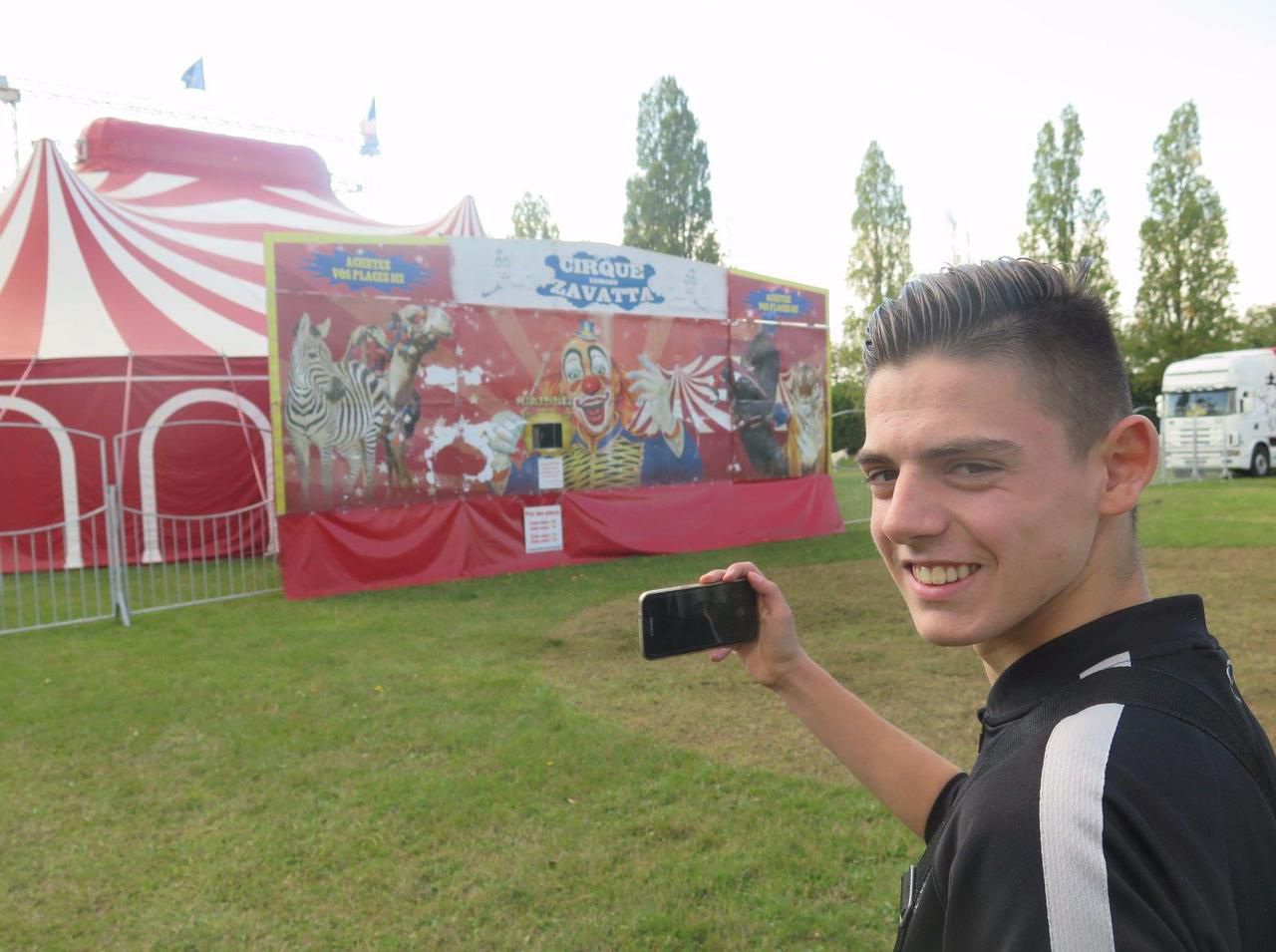 <b></b> Gaël, lycéen à Eaubonne, est un passionné de cirque. Il a lancé son propre site et publie ses reportages comme ici chez Zavatta installé sur la pelouse de Pontoise. 