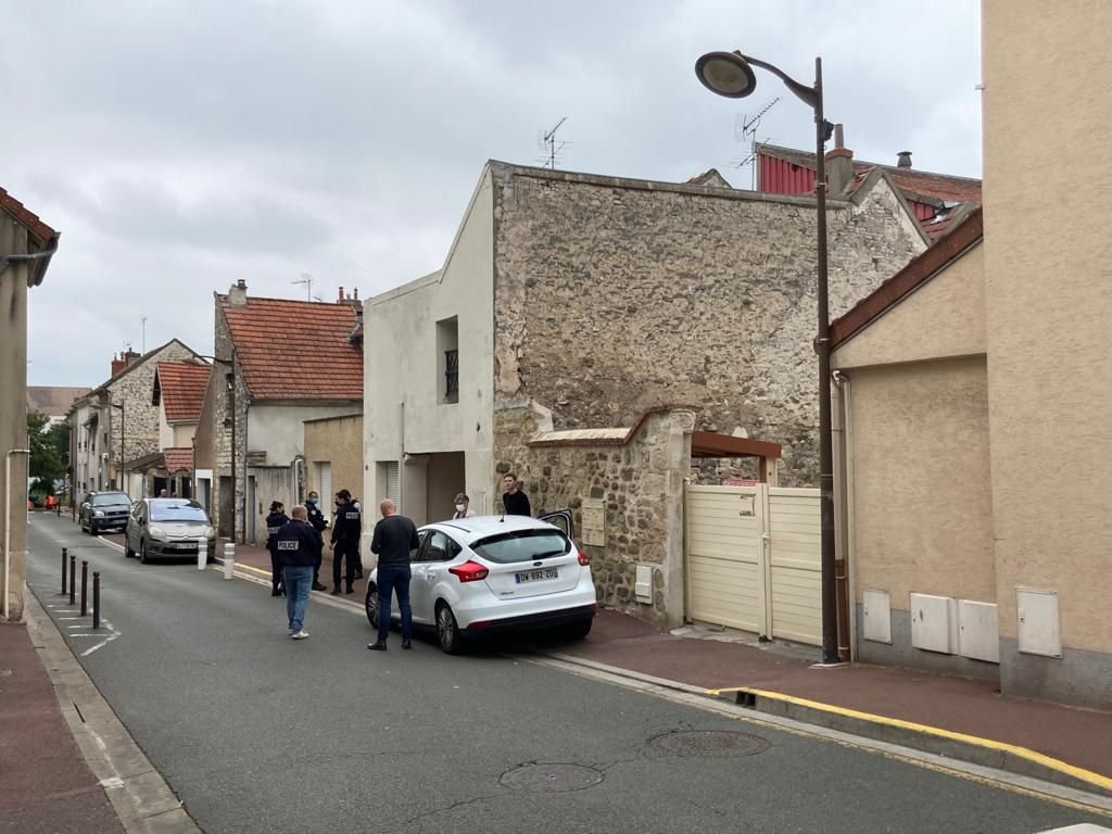 Le drame s'est déroulé rue Léon-Pelouse à Pierrelaye (Val-d'Oise), ce mercredi matin. LP/Anne Collin