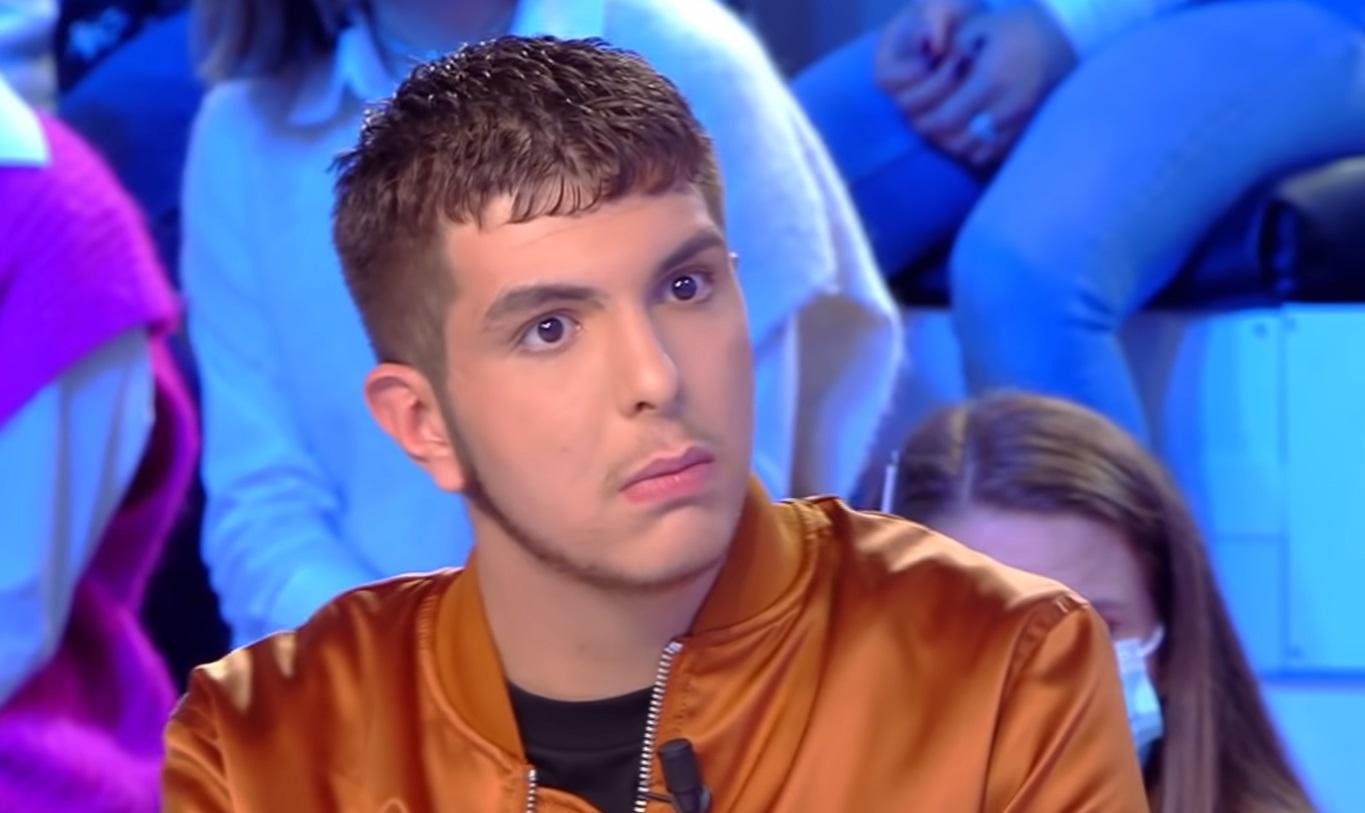 Yanis, roué de coups durant une agression homophobe à Montgeron (Essonne) le 30 septembre 2021, avait témoigné à visage découvert dans l'émission «Touche pas à mon poste» sur C8. (Capture écran)