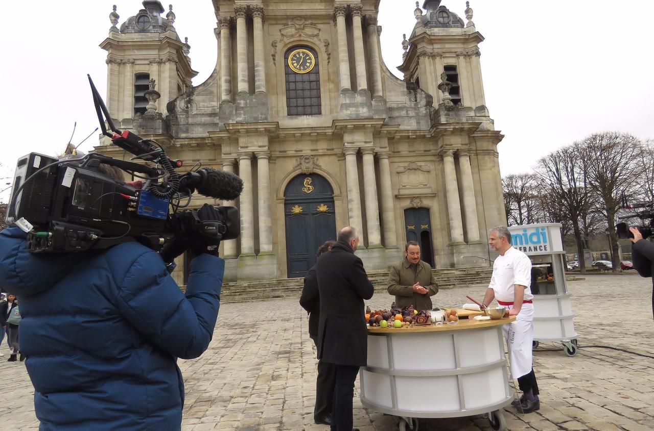 <b></b> Versailles, mercredi 29 novembre. Vincent Ferniot, ici en plein tournage devant la cathédrale Saint-Louis, a fait découvrir les secrets du chocolat avec le chef Thierry Bridron, de l’école Valhrona, à Viroflay. 