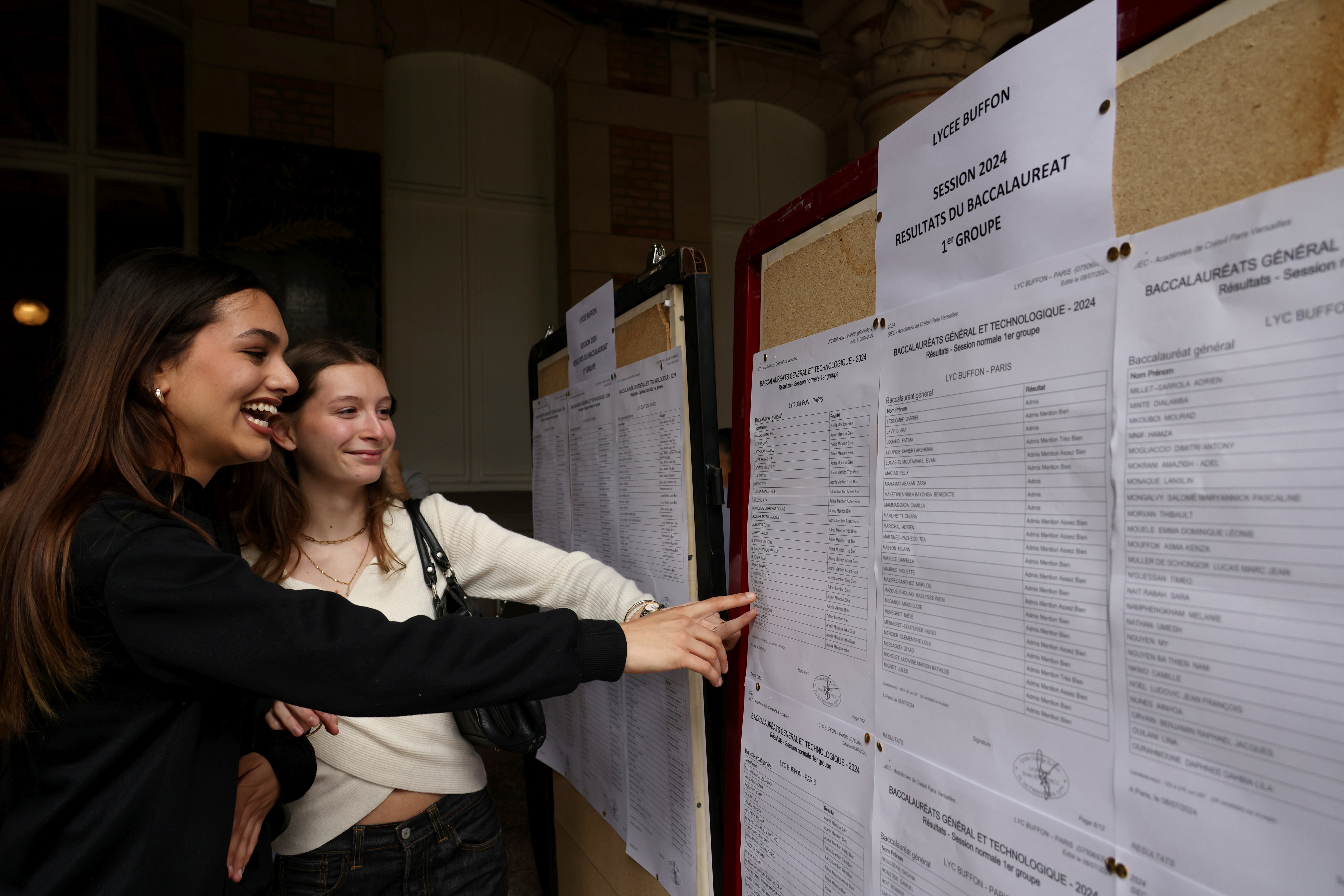 Devant les listes au lycée Buffon dans le 15e arrondissement de Paris, les élèves découvrent leurs résultats. LP/ Delphine Goldsztejn