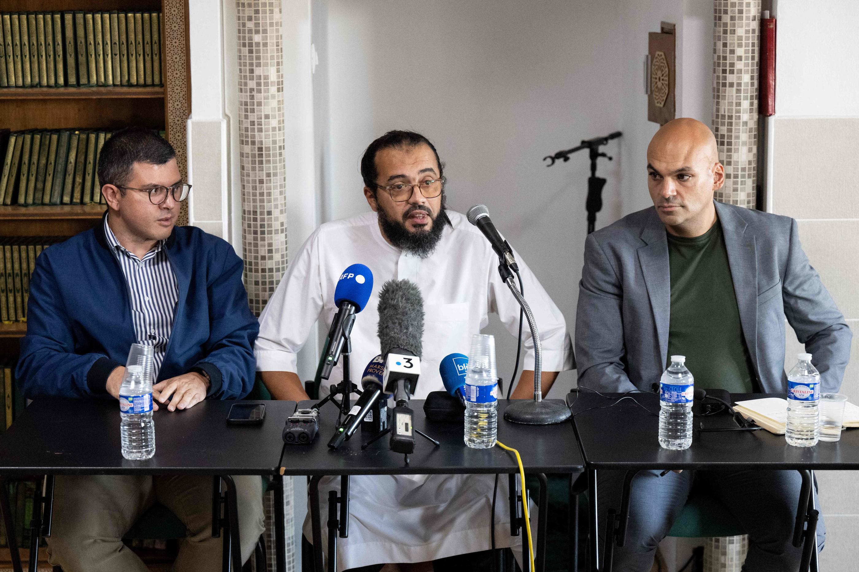 Entouré de ses conseils, Smaïn Bendjilali a lui-même annoncé son retrait lors d'une conférence de presse ce lundi à Marseille. AFP/Miguel Medina