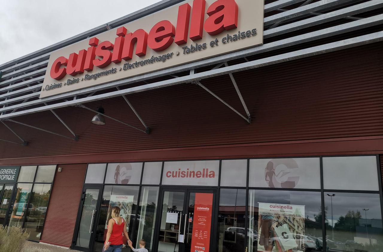 <b></b> À Étampes, le 6 août 2019. Depuis mi-juillet, ce magasin indépendant, concession de l’enseigne Cuisinella, a fermé ses portes, sans prévenir ses clients.