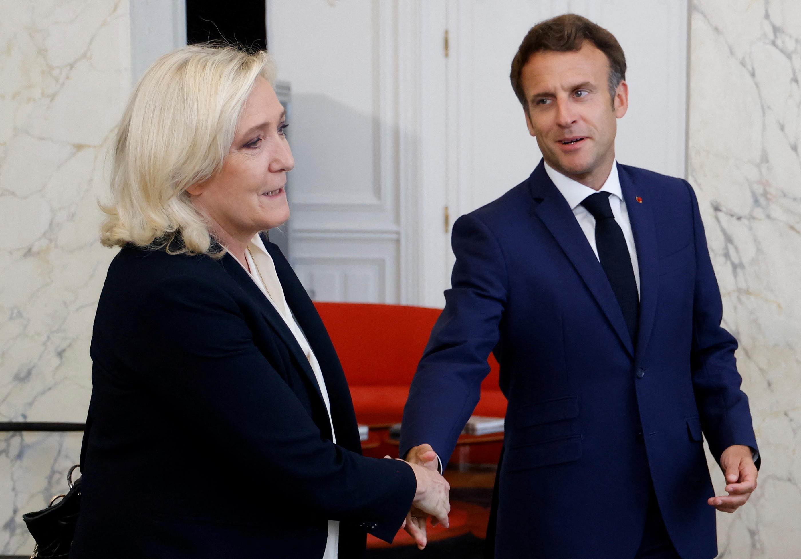 Après son revers aux législatives, Emmanuel Macron a reçu les chefs de l'opposition, dont Marine Le Pen mardi 21 juin, pour tenter de nouer des alliances. Reuters/Ludovic Marin
