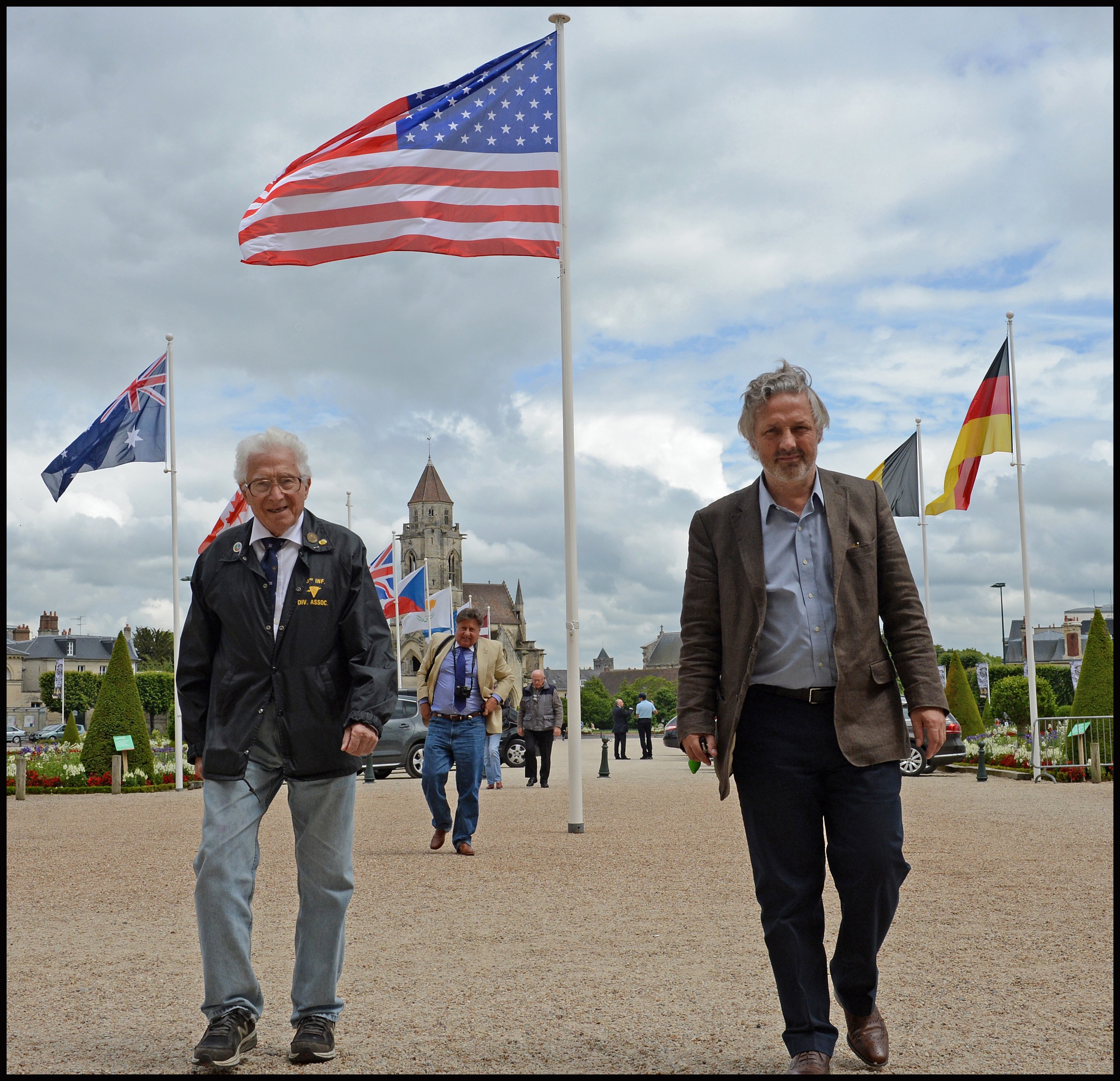 Tony Vaccaro, à gauche et le directeur du Memorial de Caen, Stéphane Grimaldi, à Caen, en 2014, pendant le 70e anniversaire du Débarquement de Normandie. DR/François Decaens