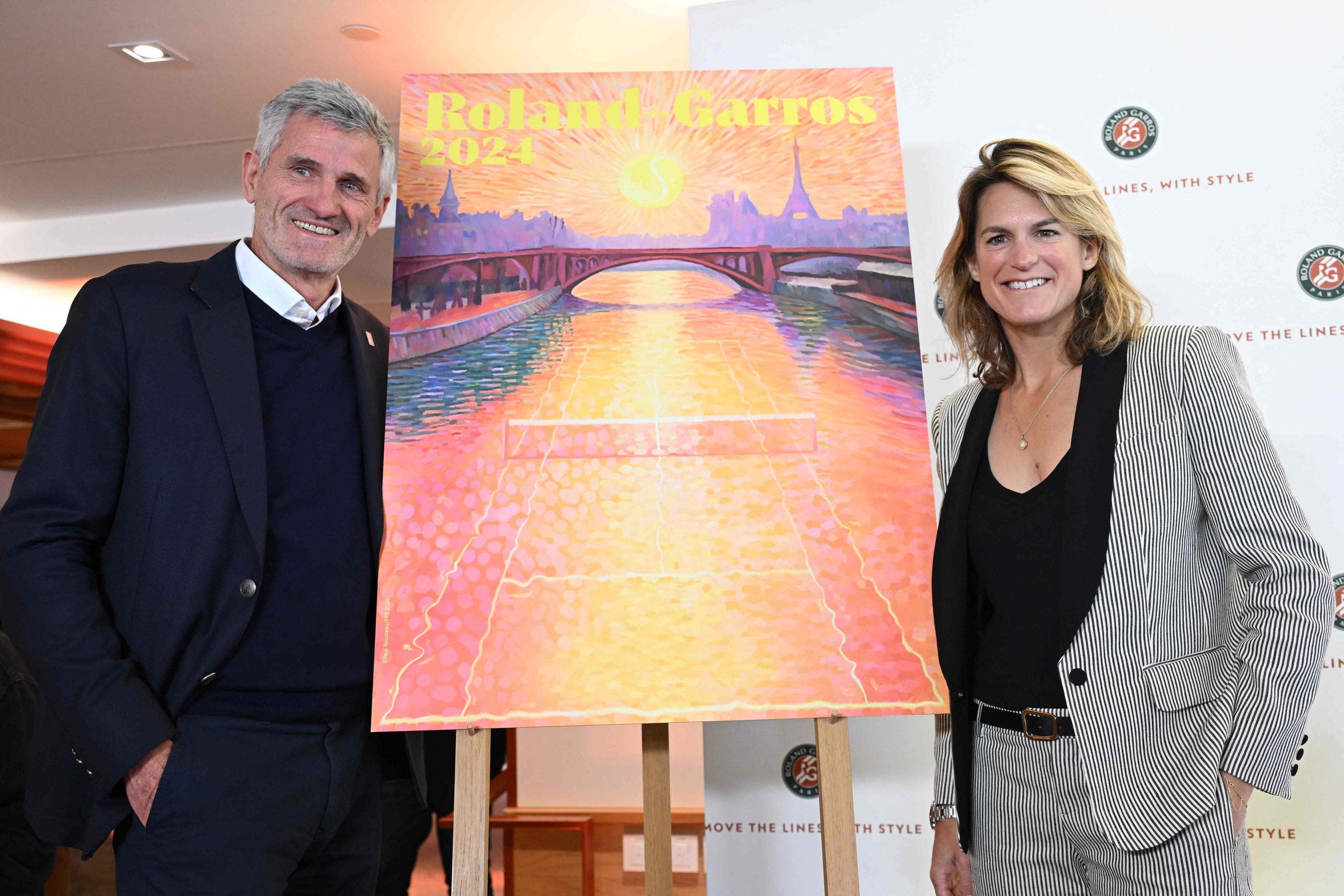 Gilles Moretton et Amélie Mauresmo posent devant l'affiche de Roland-Garros 2024 (Photo Bertrand GUAY / AFP)