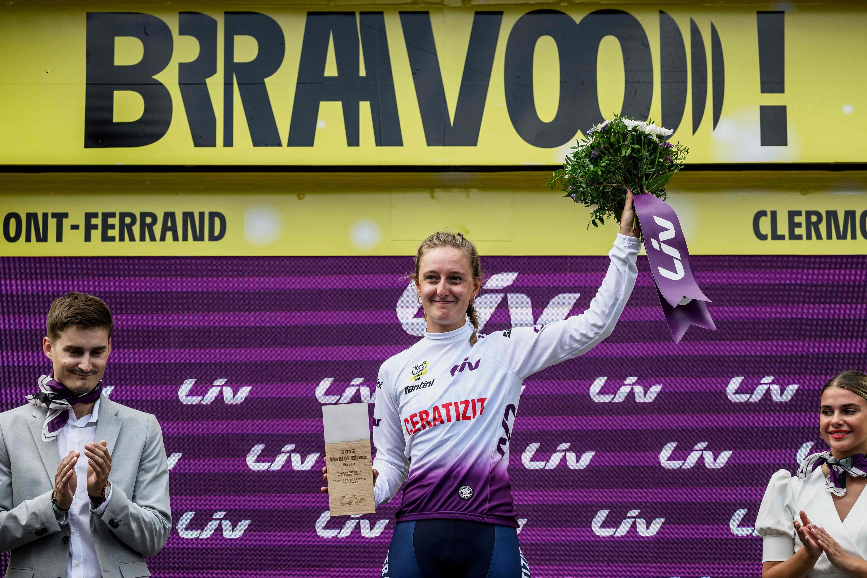 Cédrine Kerbaol a conservé son maillot blanc de meilleure jeune du Tour de France Femmes, acquis dès la première étape à Clermont-Ferrand. AFP/Jeff Pachoud