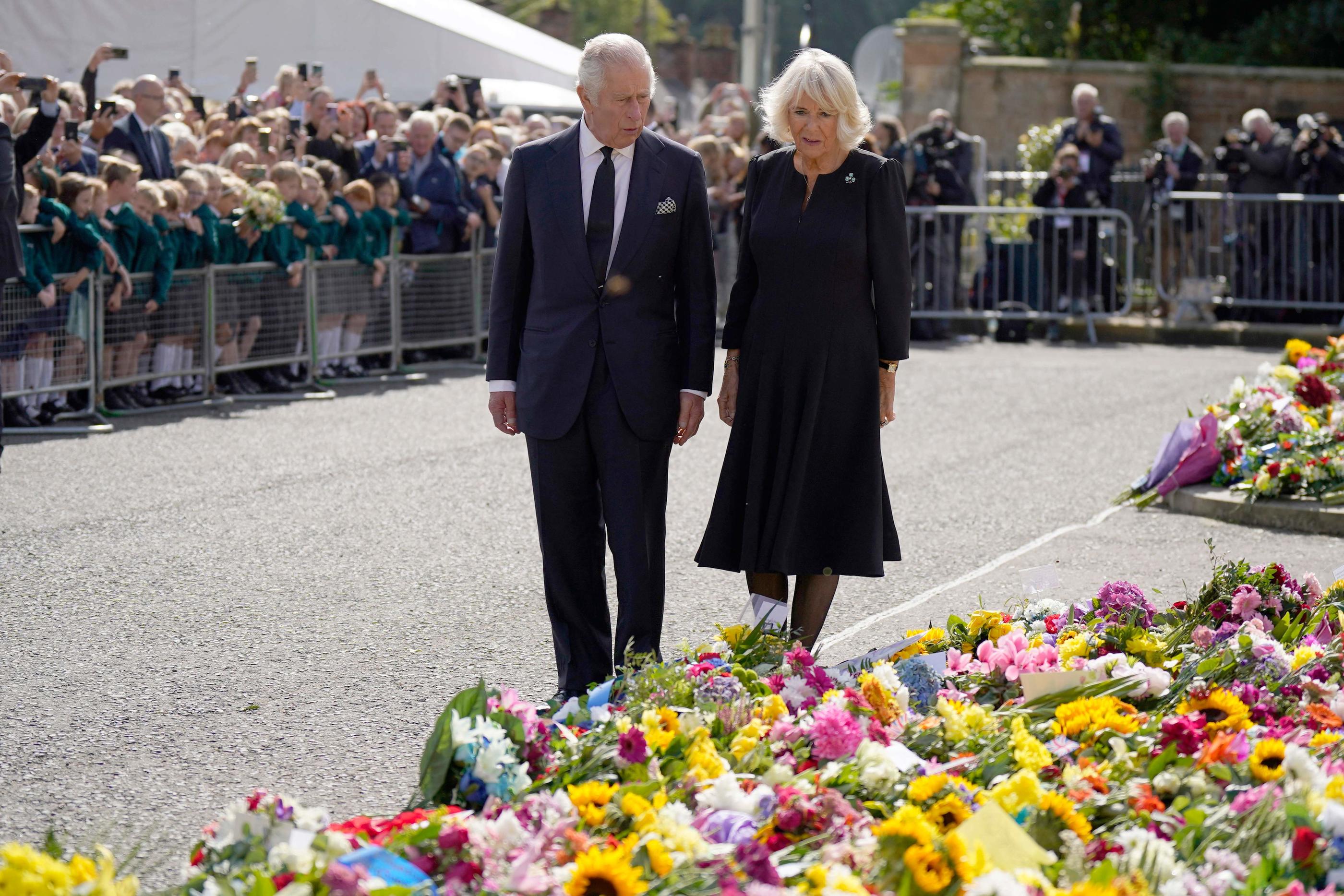 Le roi britannique Charles III et la reine consort Camilla à l'extérieur du château de Hillsborough, à Belfast, le 13 septembre 2022. AFP/Niall Carson
