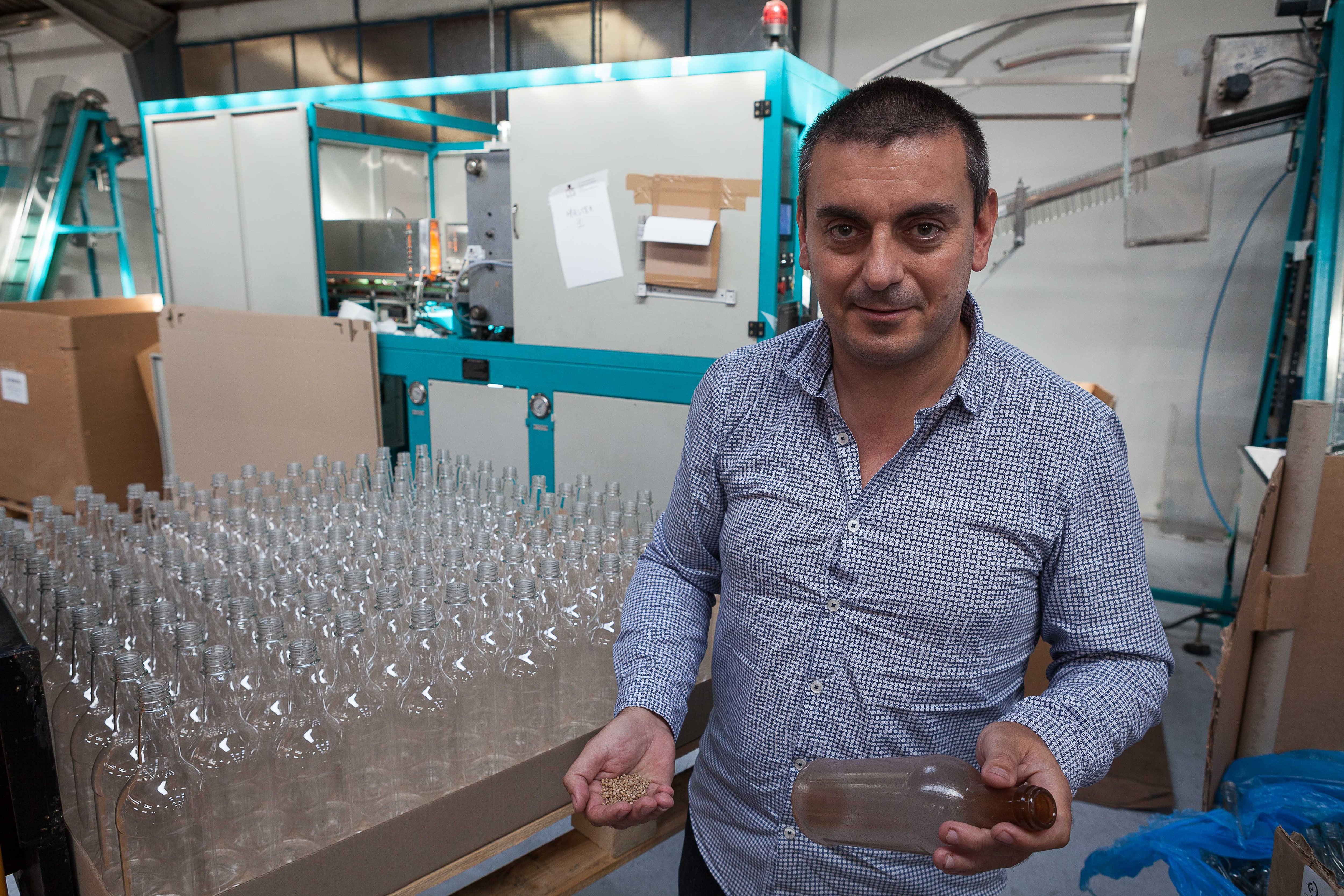 Passer des bouteilles en plastique à l'eau du robinet, l'objectif d'un  partenariat en Charente-Maritime - France Bleu