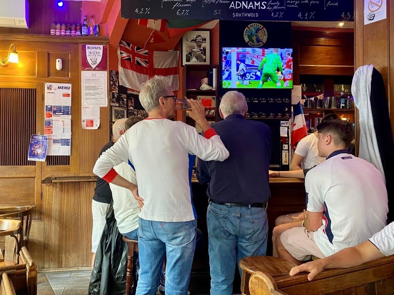 Saint-Germain-en-Laye. Hugo et ses amis, réunis au pub pour un match de l'équipe de foot de l'Angleterre, ont prévu de supporter leurs athlètes pour les JO. LP/Laura Lego