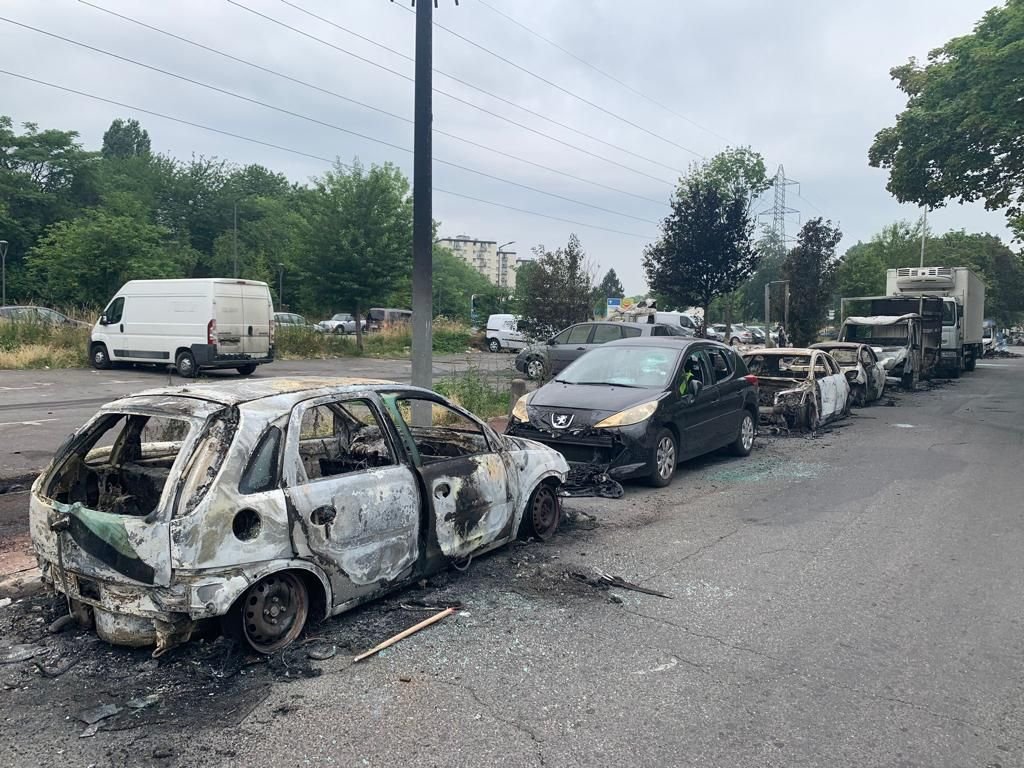 Aulnay-sous-Bois, le 30 juin. Dans la nuit de jeudi à ce vendredi, des scènes de guérilla urbaine ont éclaté dès minuit entre policiers et émeutiers, qui ont incendié plusieurs véhicules. DR
