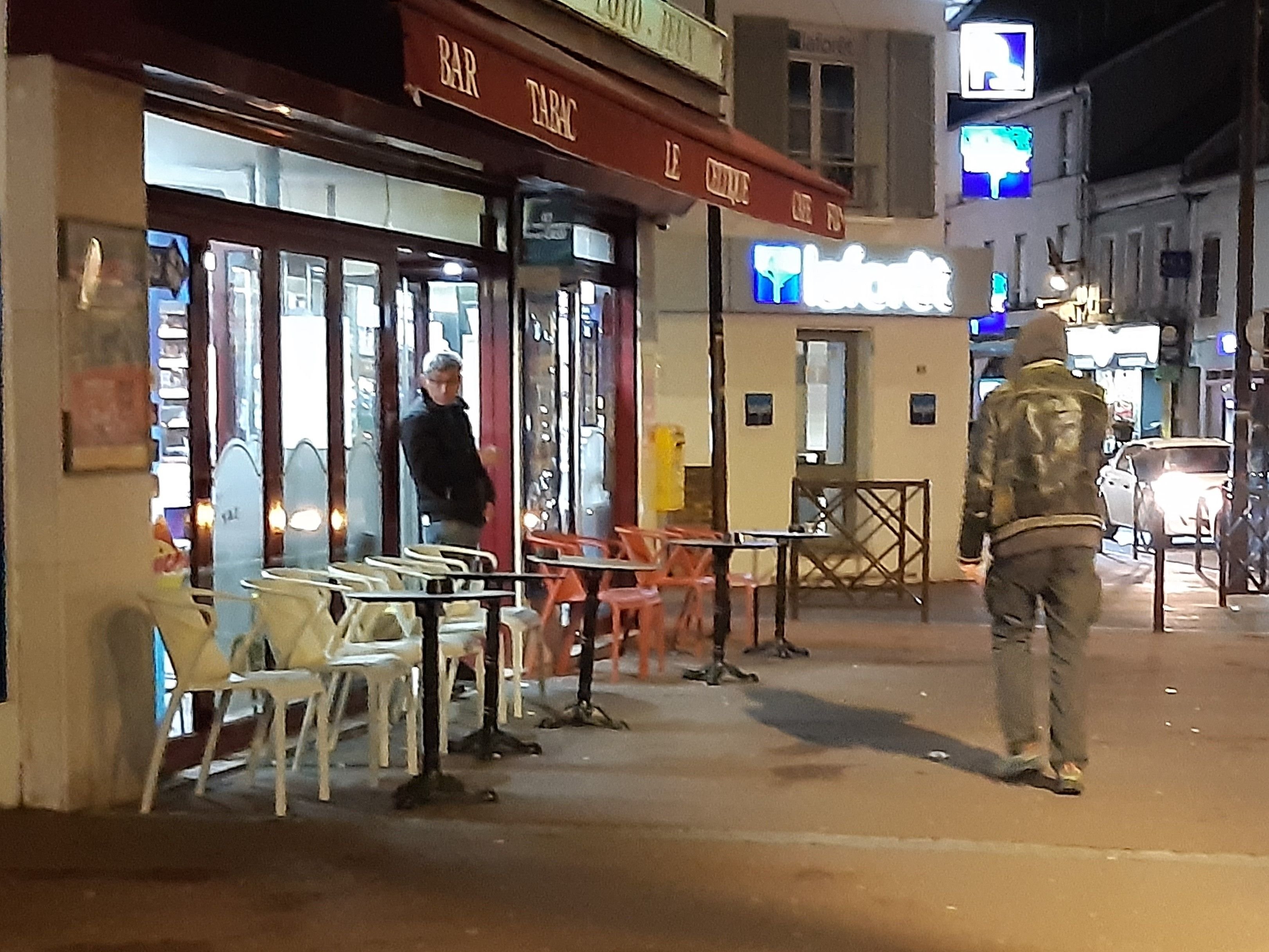 Sarcelles (Val-d'Oise). Un arrêté municipal datant du 20 janvier contraint les cafés, bars à chicha, kebabs et autres établissements de vente à emporter à fermer leurs portes à 23 heures. LP/Véronique Beaugrand