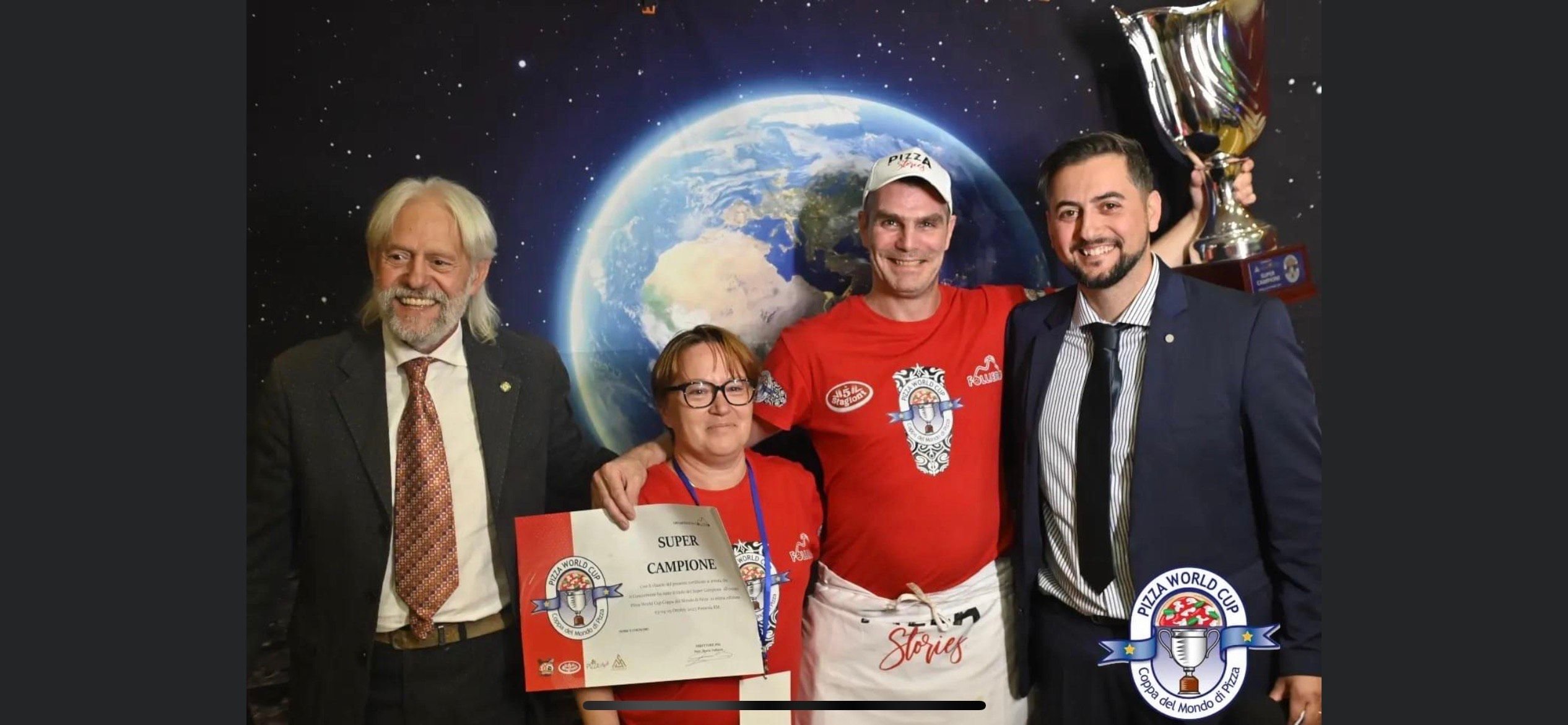 Rodolphe Rivière et son épouse Carmen (en rouge) à la 21e Pizza World Cup lors de la remise du trophée à Rome (Italie). /Pizza Style School