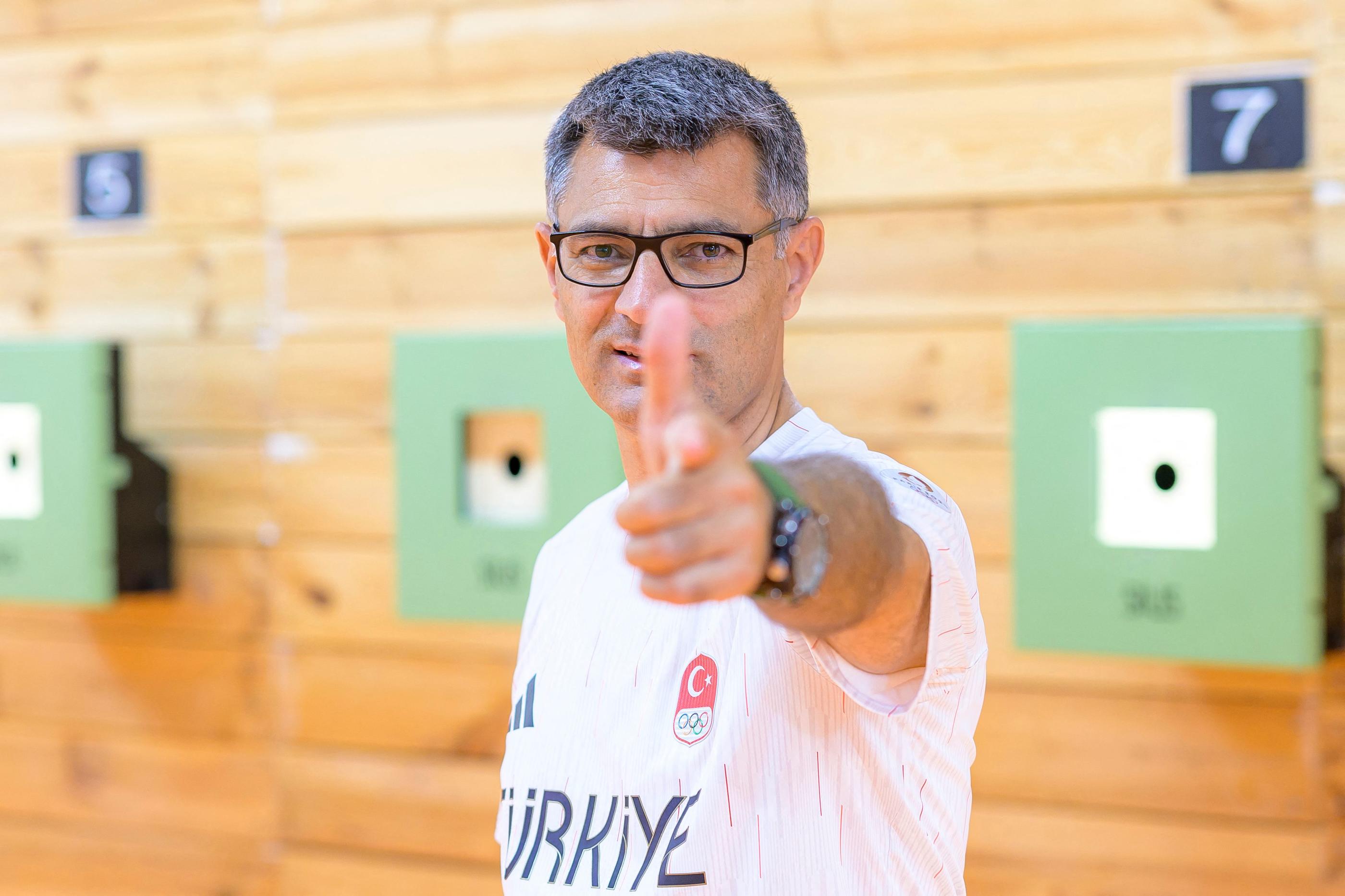 Yusuf Dikeç a remporté la médaille d'argent au pistolet 10 m. AFP/Yasin Akgul