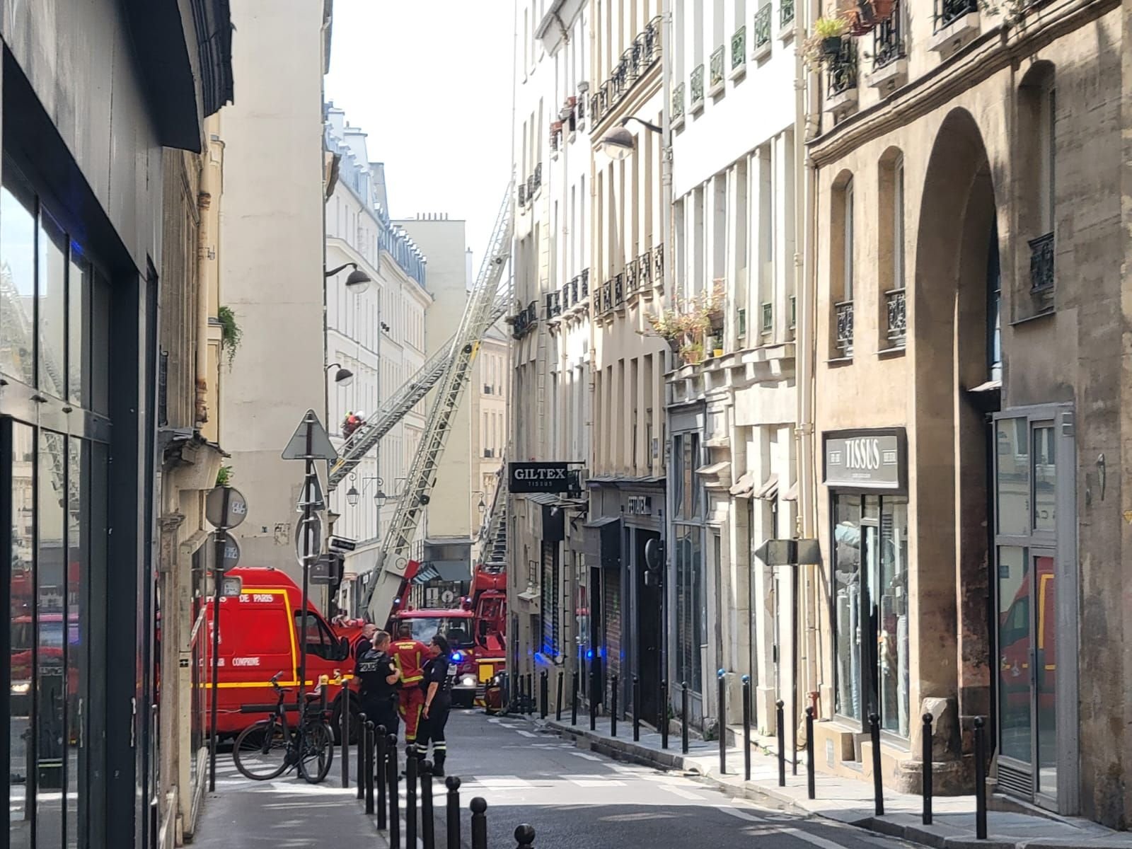 Un incendie s'est déclaré dans un immeuble de la rue du Sentier (IIe), ce samedi 20 juillet, en début d'après-midi. LP/Julien Lec'hvien